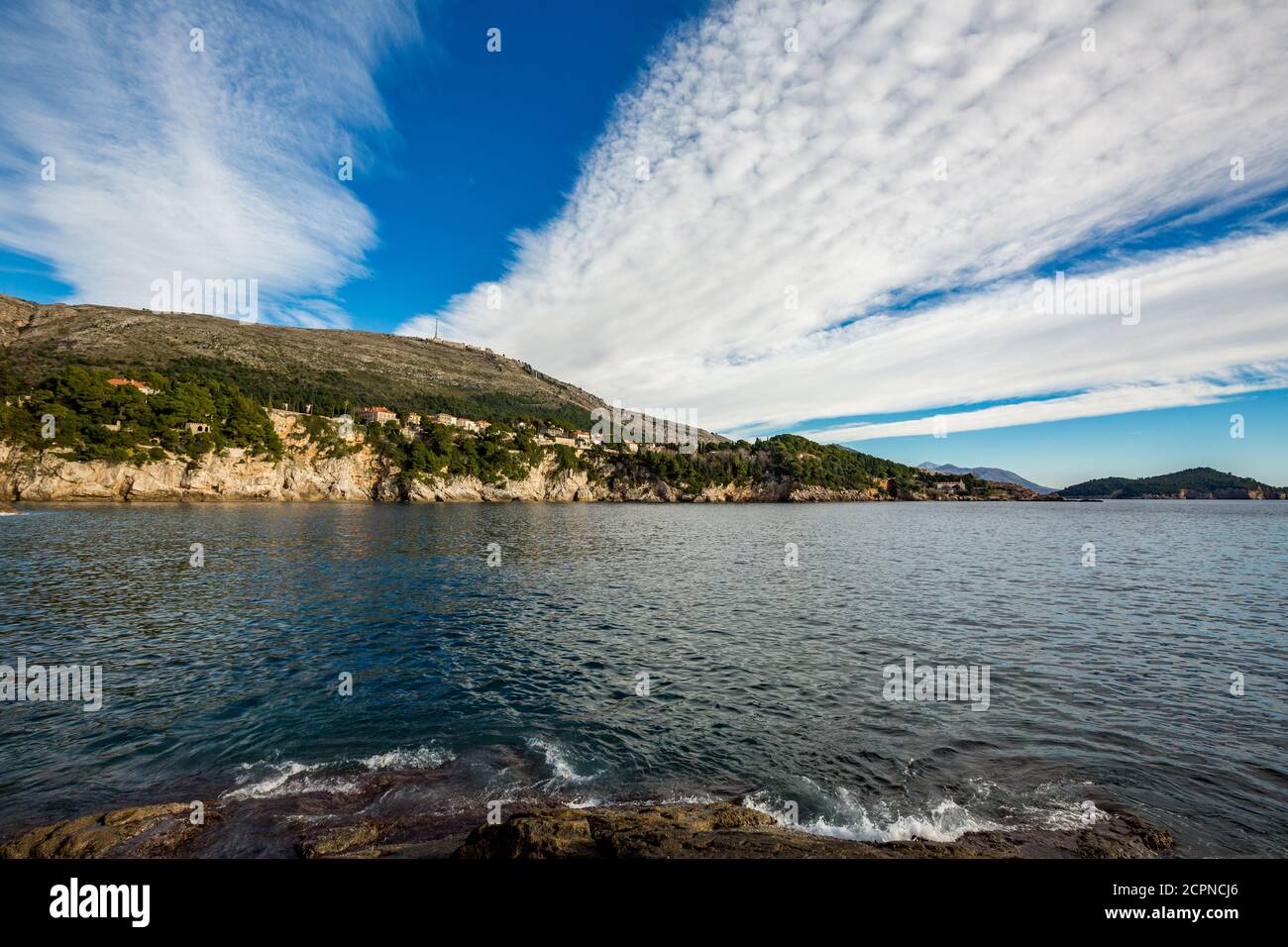 Vue sur la mer Adriatique, Dubrovnik. Vue ensoleillée sur la journée d'hiver, Croatie. Bleu eau de mer, paysage couvert de nuages blancs sur la terre. Photographie de voyage. Banque D'Images