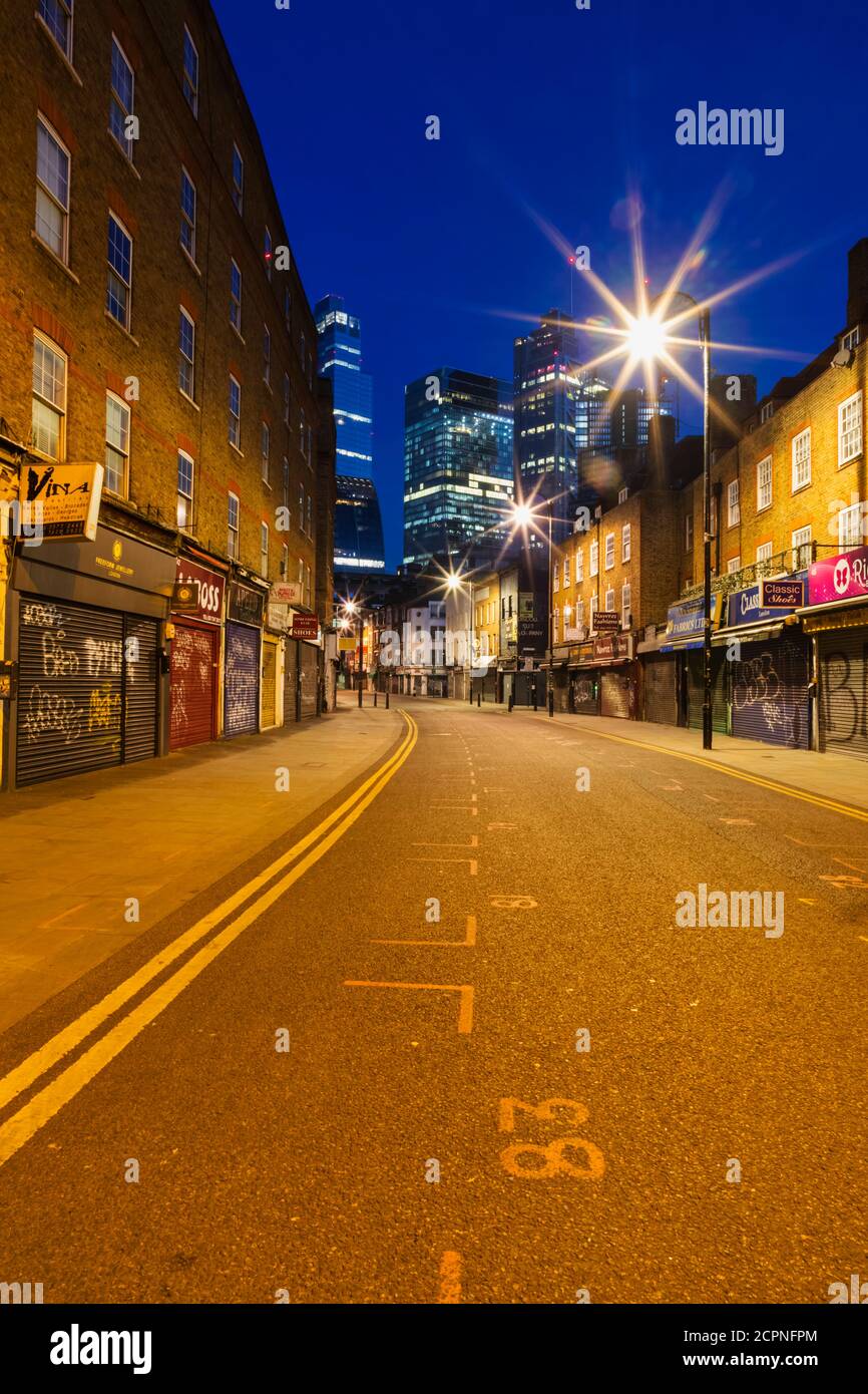 Angleterre, Londres, Spitafield, Petticoat Lane et City of London Skyline la nuit Banque D'Images