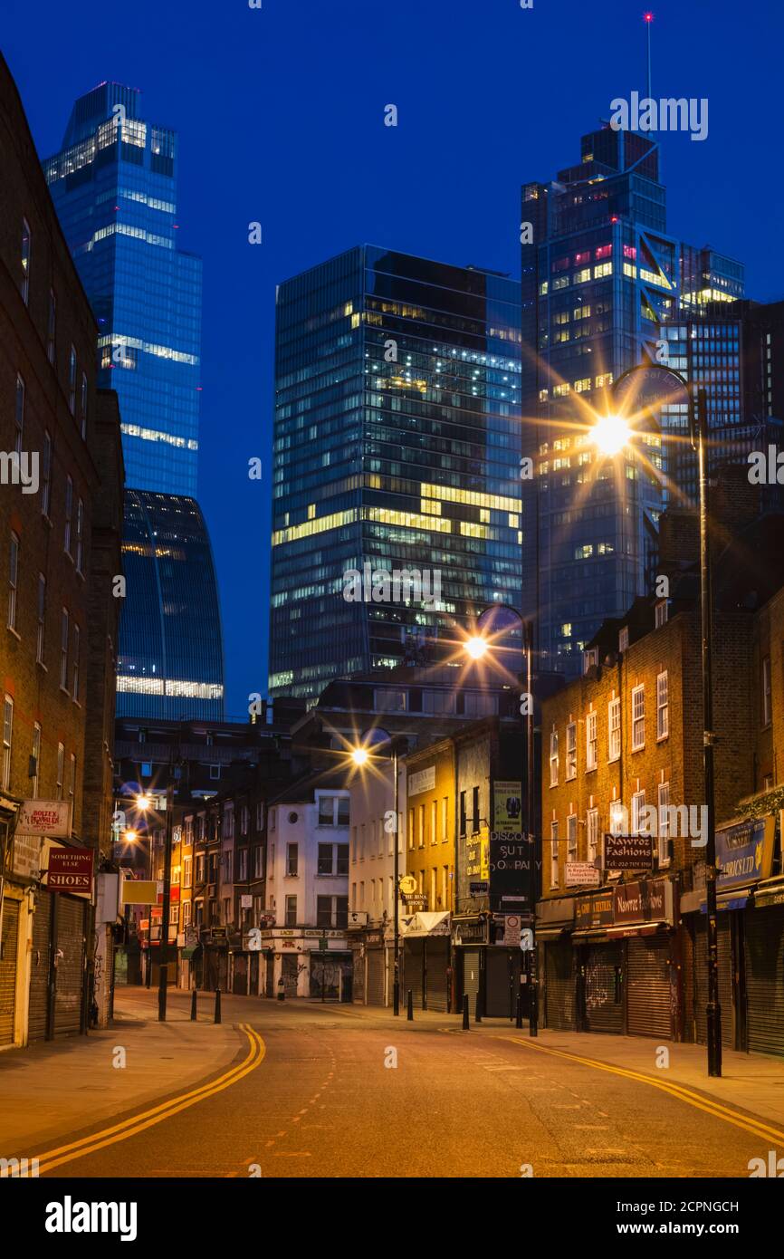 Angleterre, Londres, Spitafield, Petticoat Lane et City of London Skyline la nuit Banque D'Images