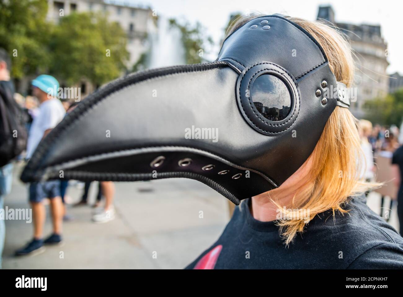 Londres, Royaume-Uni. 19 septembre 2020. Covid conspiration contre la vaccination et d'autres questions, à Trafalgar Square. Kate Shemirani, une infirmière suspendue qui a « comparé les restrictions en matière de santé publique à l'Holocauste », est l'une des leaders du mouvement anti-vaccination. Ils blâment également 5G pour les problèmes et se demandent si toute la pandémie de covid est un canular pour contrôler la population. Crédit : Guy Bell/Alay Live News Banque D'Images