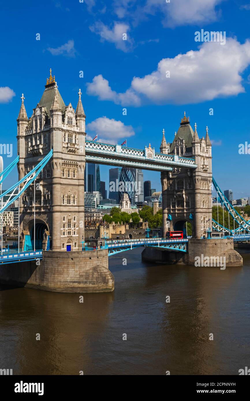 Angleterre, Londres, vue en hauteur de la ville de Londres Skyline et Tower Bridge Banque D'Images