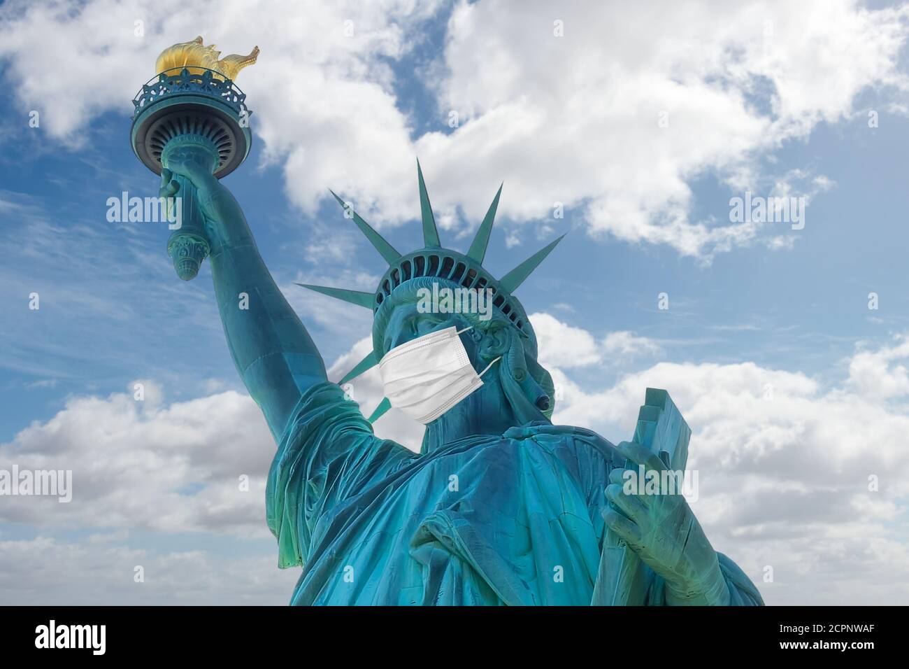 Statue de la liberté avec un masque médical de protection. Quarantaine du coronavirus COVID-19 Banque D'Images