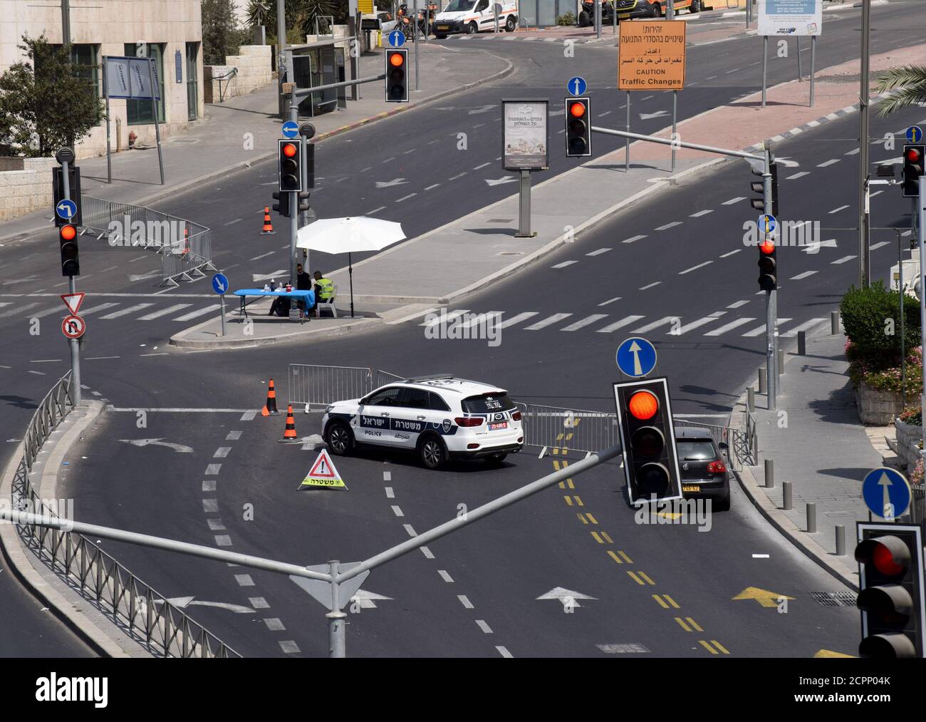 Jérusalem, Israël. 19 septembre 2020. La police israélienne s'assoit à des barrages routiers à Jérusalem, lors d'un confinement du coronavirus à Rosh Hashanah, le nouvel an juif, le samedi 19 septembre 2020. Israël est entré dans une période de confinement à l'échelle nationale de trois semaines avant le début de Rosh Hashanah dans la tentative du gouvernement de réduire la propagation rampante de COVID-19, obligeant les résidents à rester à la maison pendant les hautes vacances juives. Photo par Debbie Hill/UPI crédit: UPI/Alay Live News Banque D'Images