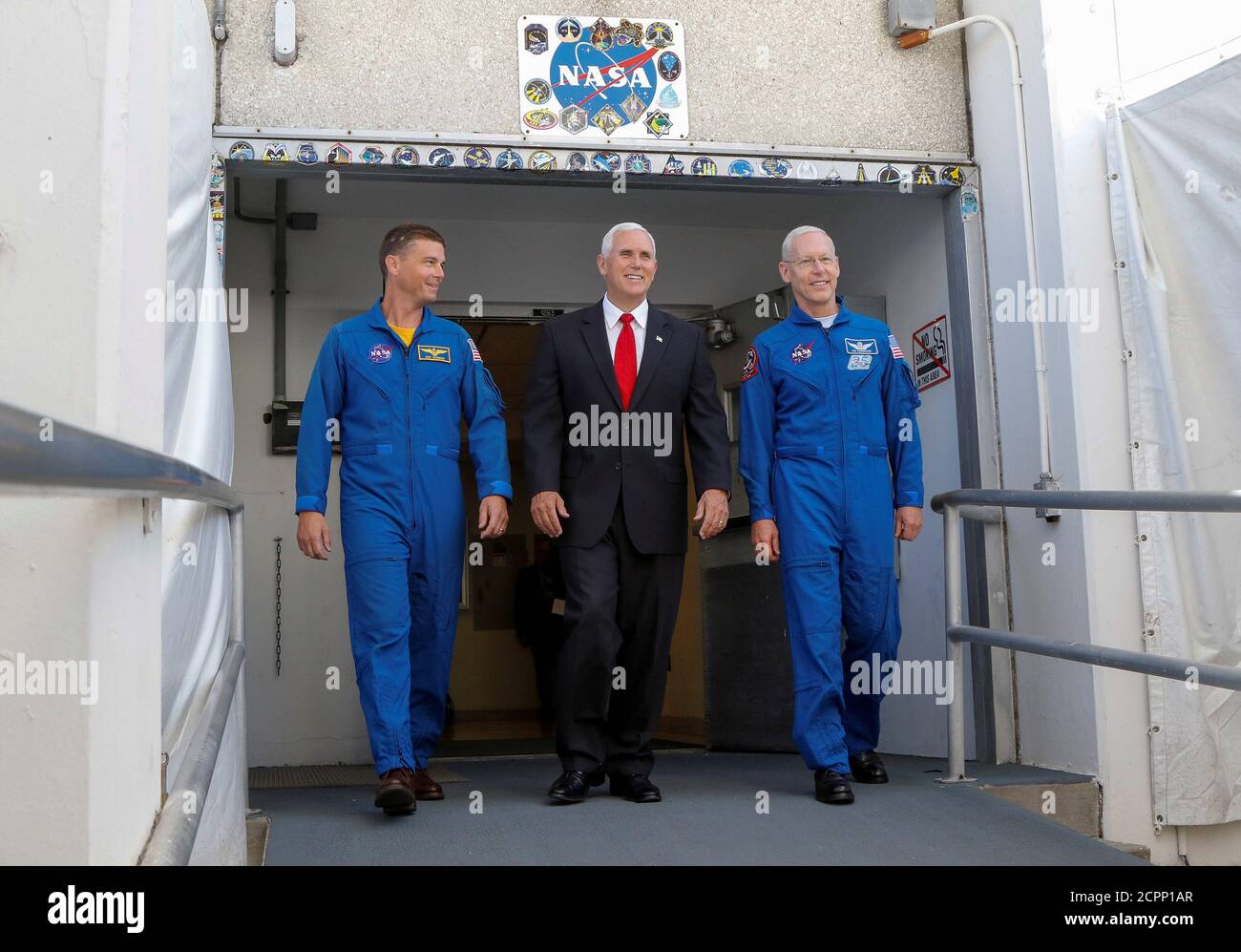 Le vice-président américain Mike Pence quitte le bâtiment des opérations et des caisses de KSC avec les astronautes Reid Wiseman et Patrick Forrester (à droite) lors d'une visite, en Floride, le 6 juillet 2017. REUTERS/Mike Brown Banque D'Images
