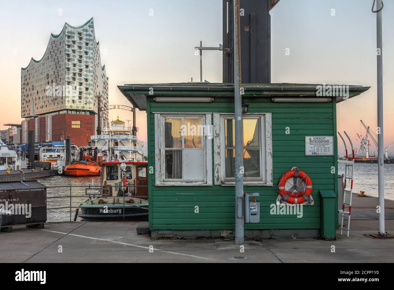 Hambourg, Allemagne - 20 septembre 2015 : scène dans le port de Hambourg avec des bateaux de pêche et le nouveau Hall philharmonique d'Elbe en arrière-plan. Le Philharm Banque D'Images