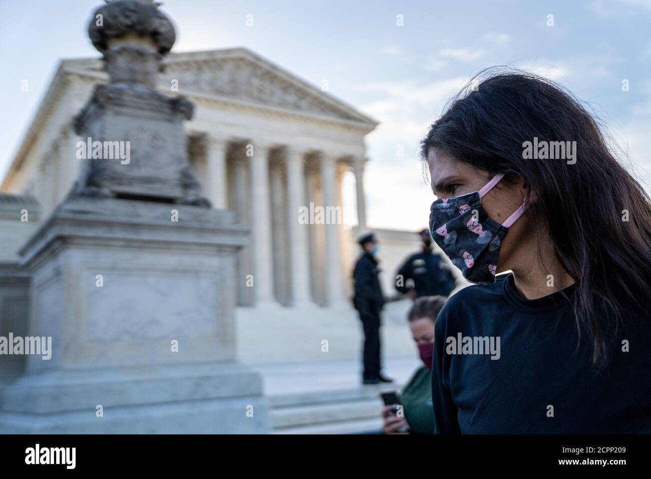 Washington, États-Unis. 19 septembre 2020. Une femme portant un masque à la ressemblance de Ruth Bader Ginsburg, rend hommage à Ruth Bader Ginsburg, juge adjointe de la Cour suprême, à la Cour suprême des États-Unis à Washington, DC, le samedi 19 septembre 2020. Ginsburg est mort à 87 ans après une bataille contre le cancer du pancréas hier. Photo de Ken Cedeno/UPI crédit: UPI/Alay Live News Banque D'Images