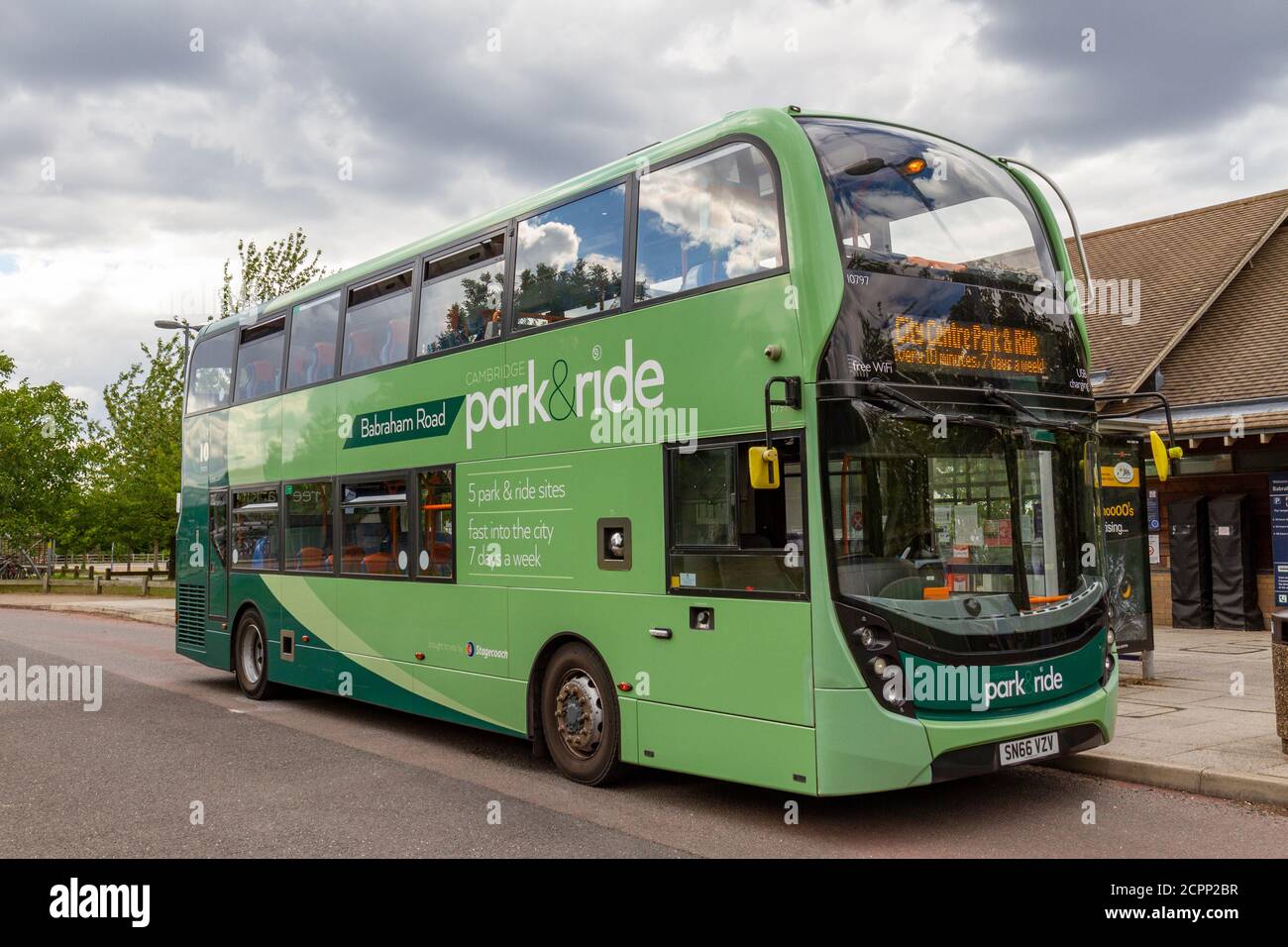 Un bus Babraham Road Park & Ride vous attend à la station Babraham Road Park and Ride de Cambridge, Cambridgeshire, Royaume-Uni. Banque D'Images