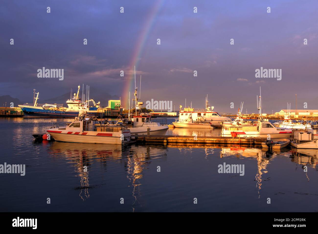 Arc-en-ciel pendant un coucher de soleil spectaculaire sur le port de Hofn dans la partie sud-est de l'Islande. Banque D'Images