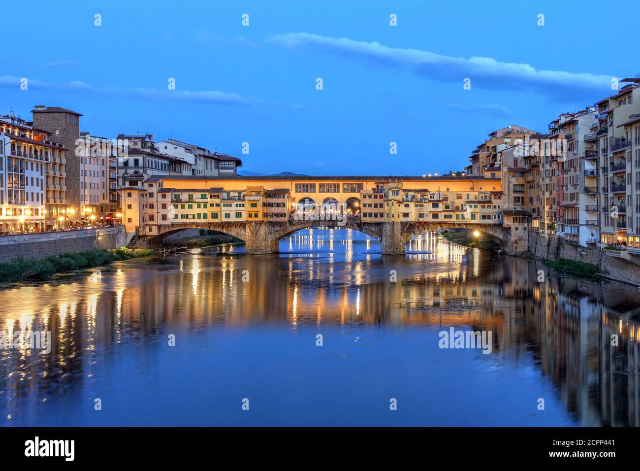 Le célèbre Ponte Vecchio (Vieux Pont) qui s'étend sur l'Arno à Florence (Florence), Toscane, Italie. Banque D'Images