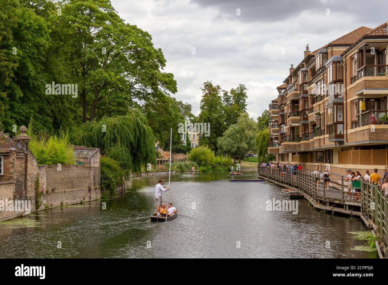 Punting sur la rivière Cam vue depuis le pont de Magdalene, Cambridge, Royaume-Uni. Banque D'Images