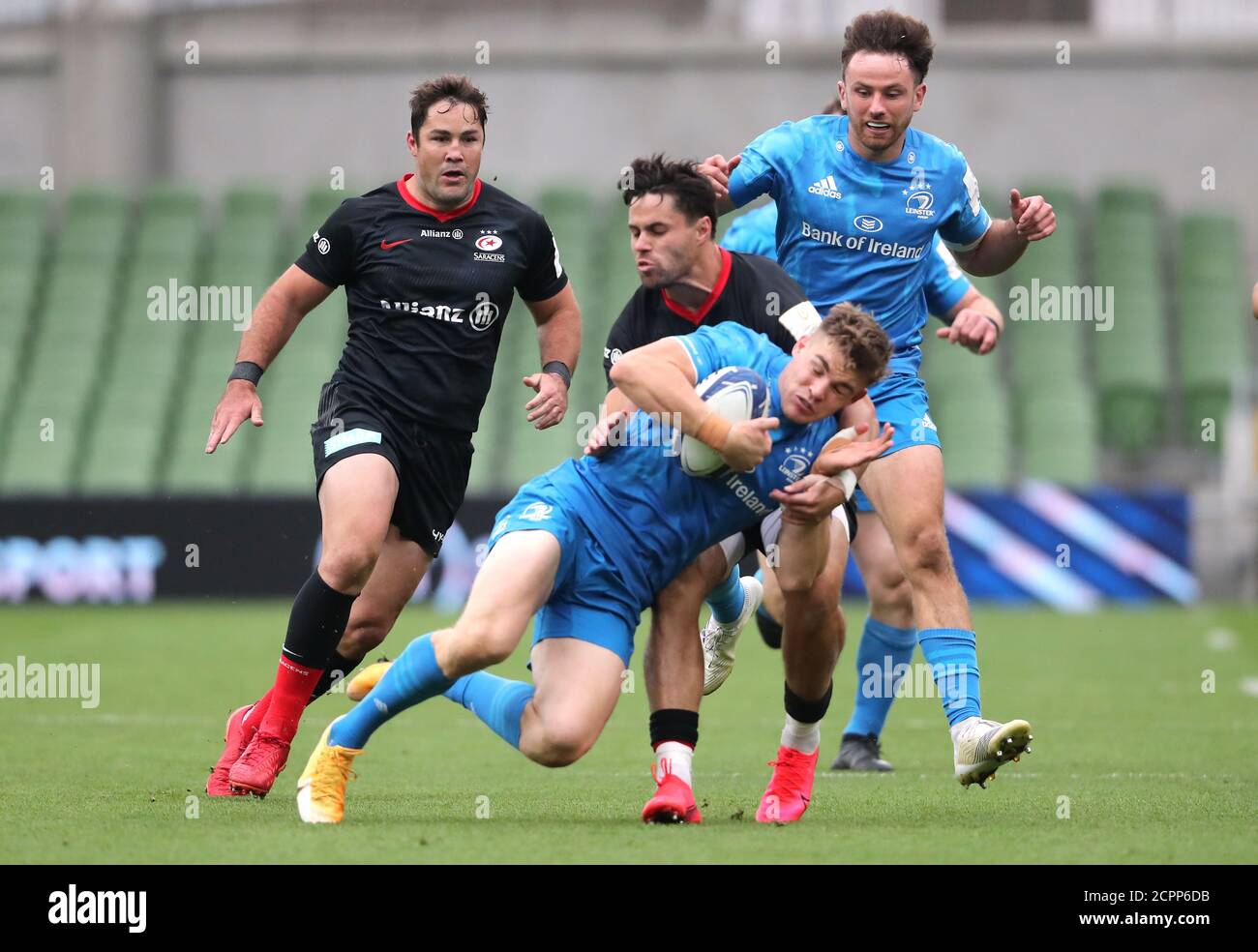 Garry Ringrose de Leinster est attaqué par Sean Maitland de Saracens lors du quart de finale de la coupe des champions d'Europe au stade Aviva, à Dublin. Banque D'Images