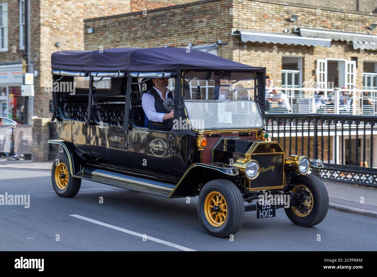 Une voiture Huxley 'vintage' (c'est en fait une réplique de Ford modèle T 1910 électrique), faisant partie de Cambridge Vintage Tours à Cambridge, Cambridgeshi Banque D'Images