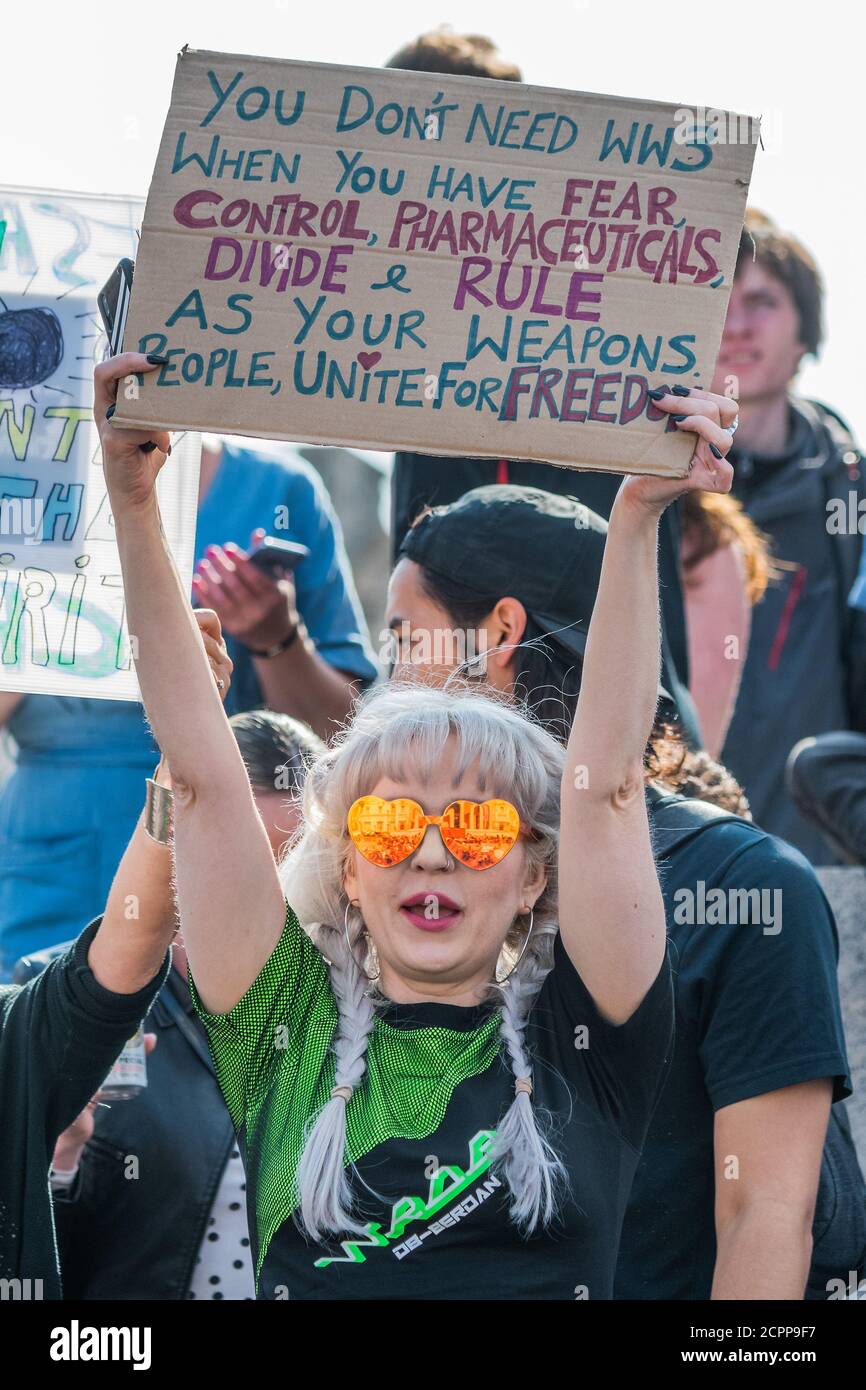 Londres, Royaume-Uni. 19 septembre 2020. Covid conspiration contre la vaccination et d'autres questions, à Trafalgar Square. Kate Shemirani, une infirmière suspendue qui a « comparé les restrictions en matière de santé publique à l'Holocauste », est l'une des leaders du mouvement anti-vaccination. Ils blâment également 5G pour les problèmes et se demandent si toute la pandémie de covid est un canular pour contrôler la population. Crédit : Guy Bell/Alay Live News Banque D'Images