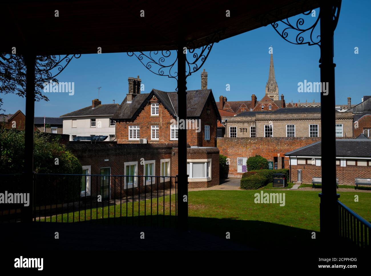 Safran Walden Essex Angleterre Royaume-Uni sept 2020 Eglise St Marys vue depuis le kiosque à musique dans les jardins de Jubille. Banque D'Images