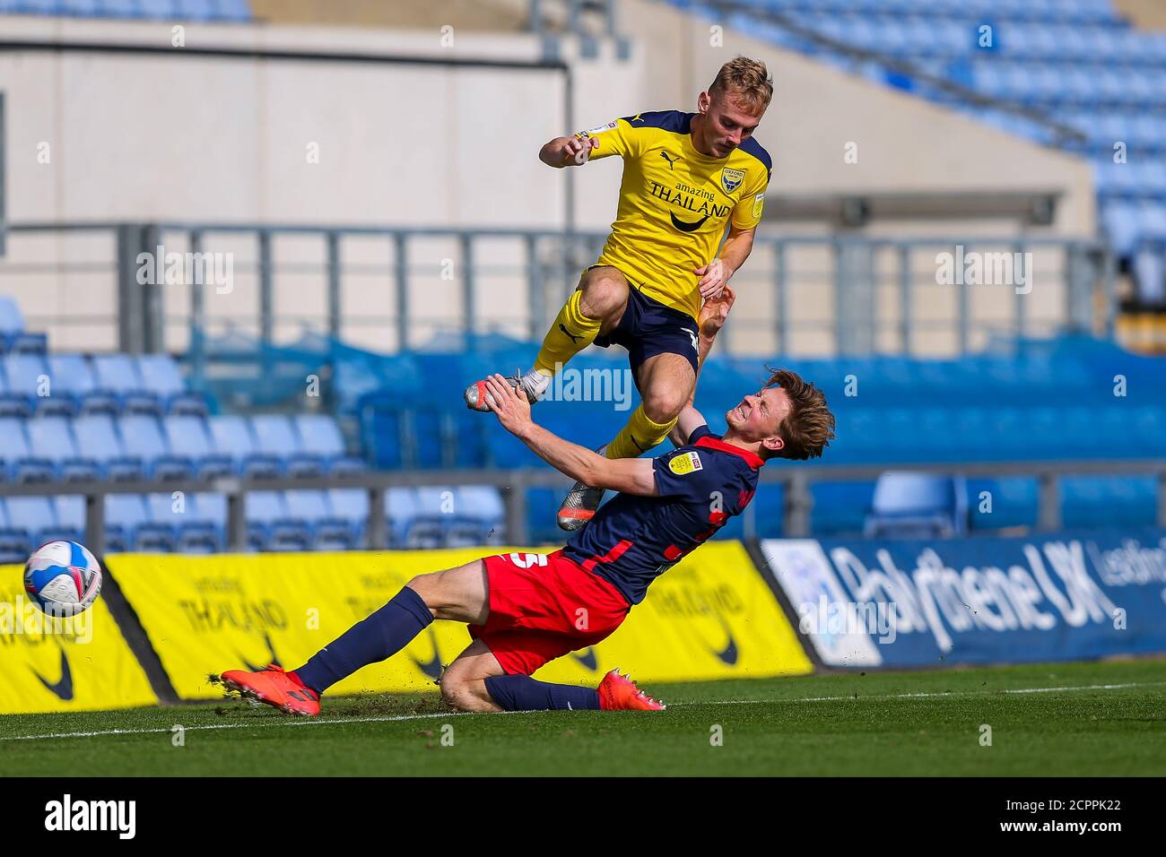 Oxford, Royaume-Uni. 19 septembre 2020. Mark Sykes, d'Oxford United, est bouledossé par Denver Hume, de Sunderland, lors du match Sky Bet League 1, à huis clos entre Oxford United et Sunderland, au Kassam Stadium, à Oxford, en Angleterre, le 19 septembre 2020. Photo de Nick Browning/Prime Media Images. Crédit : Prime Media Images/Alamy Live News Banque D'Images