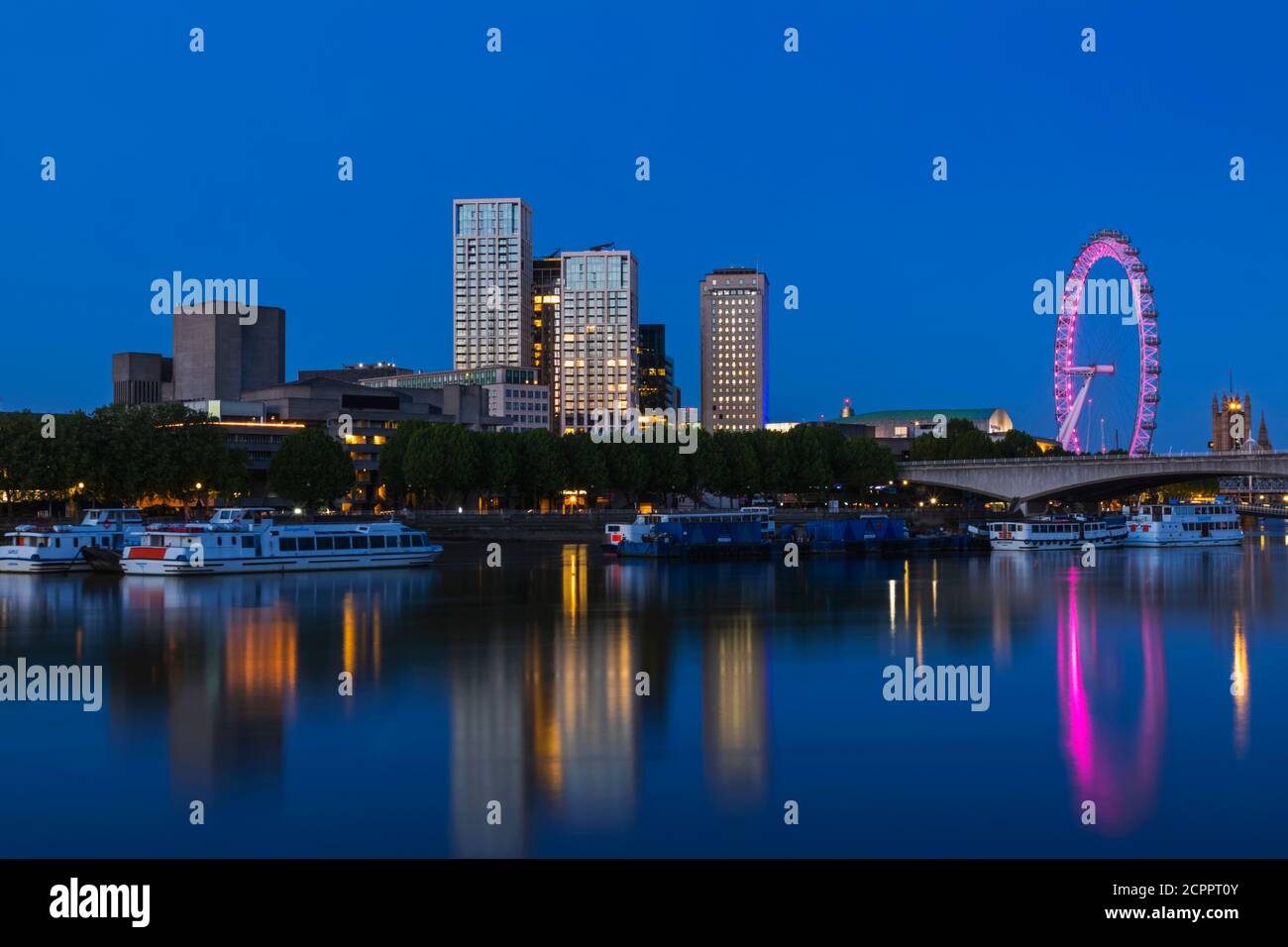 Angleterre, Londres, Waterloo Bridge et Southbank Skyline la nuit Banque D'Images