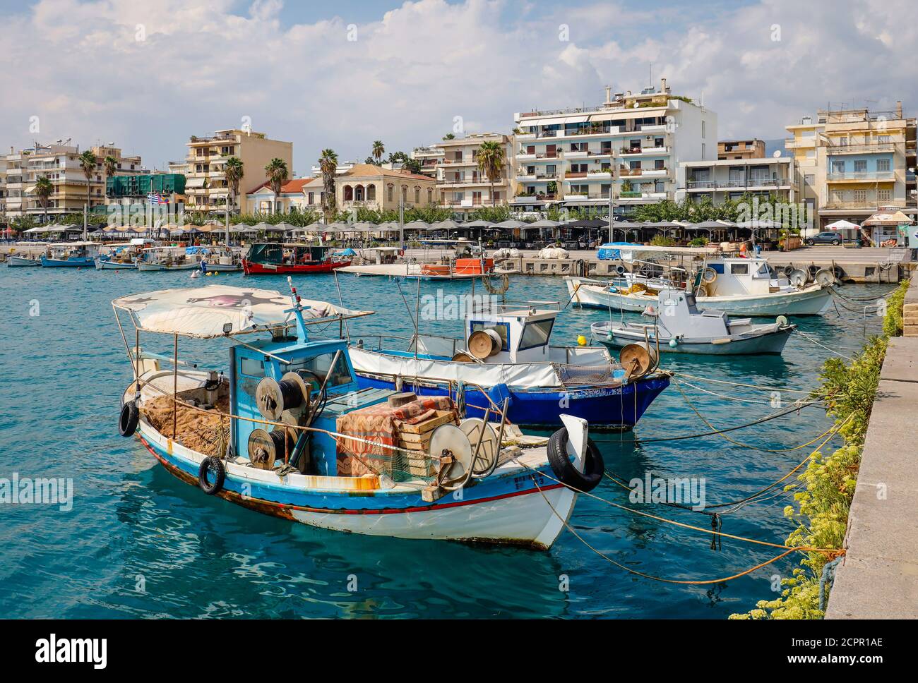 Kalamata, Messenia, Péloponnèse, Grèce - bateaux de pêche dans le port de Kalamata. Banque D'Images Kalamata, Messenia, Péloponnèse, Grèce - bateaux de pêche dans le port de Kalamata. Banque D'Images