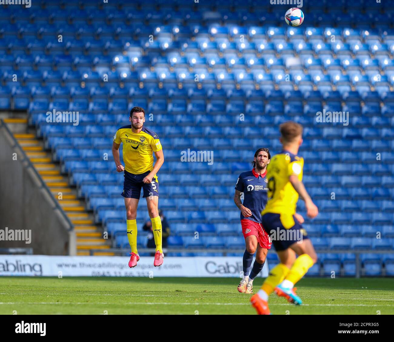 Oxford, Royaume-Uni. 19 septembre 2020. Elliott Moore, d'Oxford United, est à la tête du ballon lors de la Sky Bet League 1, un match à huis clos entre Oxford United et Sunderland au Kassam Stadium, à Oxford, en Angleterre, le 19 septembre 2020. Photo de Nick Browning/Prime Media Images. Crédit : Prime Media Images/Alamy Live News Banque D'Images