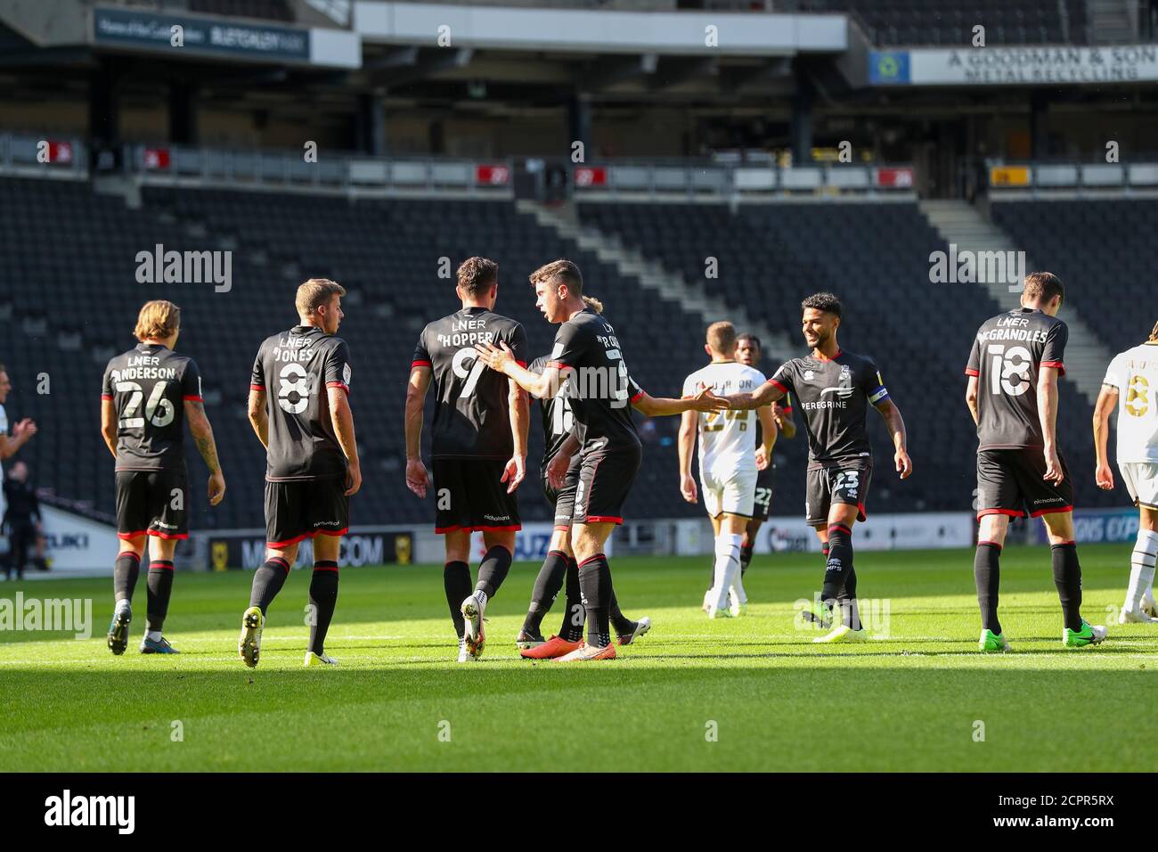 MILTON KEYNES, ANGLETERRE. 19 SEPTEMBRE 2020. Jorge Grant fête avec ses coéquipiers après avoir obtenu le score de Lincoln City, pour prendre l'initiative de le faire 1 - 0 contre les Dons de Milton Keynes, lors du match Sky Bet League 1 entre MK Dons et Lincoln City au stade MK, Milton Keynes. (Credit: John Cripps | MI News ) Credit: MI News & Sport /Alay Live News Banque D'Images