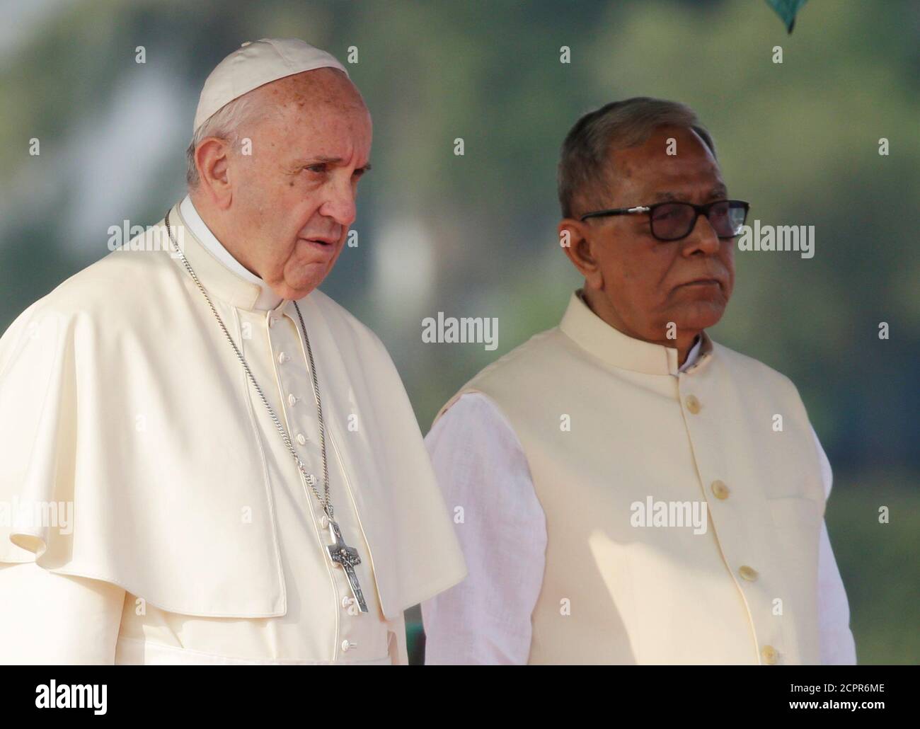 Le pape François assiste à une cérémonie de bienvenue avec le président du Bangladesh, Abdul Hamid, après son arrivée à l'aéroport de Dhaka, au Bangladesh, le 30 novembre 2017. REUTERS/Max Rossi Banque D'Images