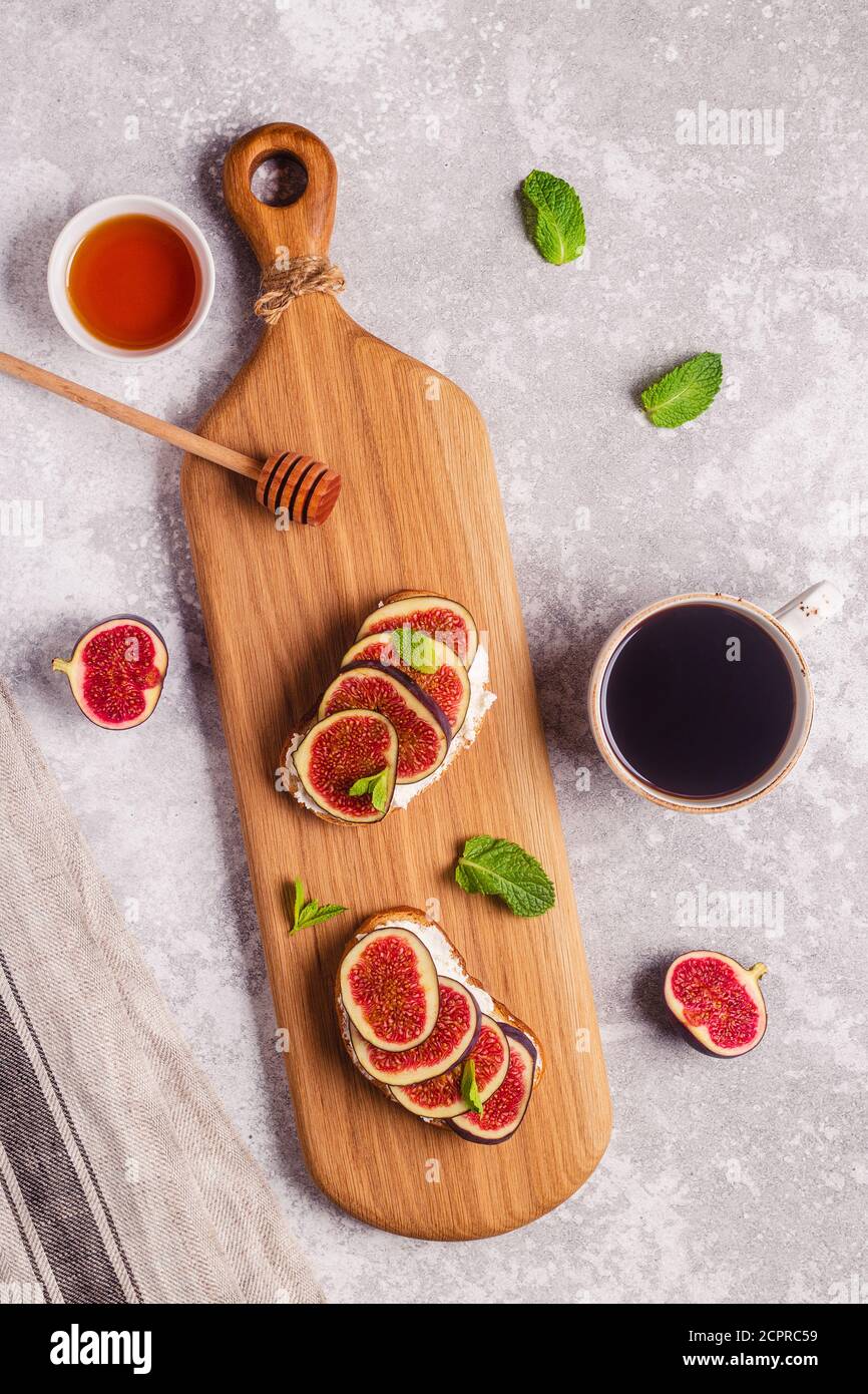 Toast d'été maison avec fromage à la crème et figues, vue de dessus. Banque D'Images