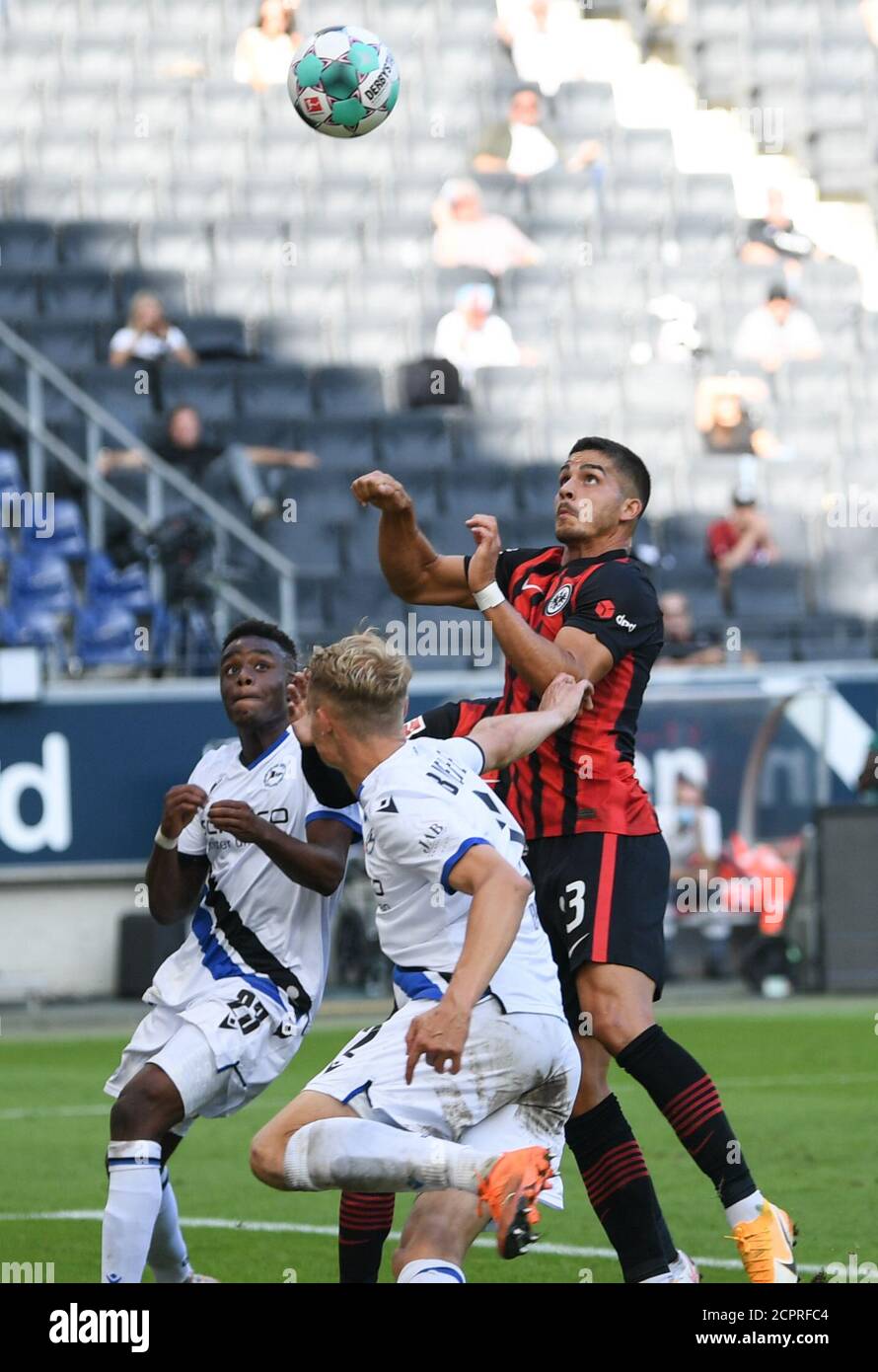 19 septembre 2020, Hessen, Francfort-sur-le-main: Football: Bundesliga, Eintracht Frankfurt - Arminia Bielefeld, 1er match au Deutsche Bank Park. André Silva (r) de Francfort monte jusqu'à l'affiche supérieure pour un égaliseur 1:1 à côté d'Anderson Lucoqui (l) de Bielefeld. Photo: Arne Dedert/dpa - NOTE IMPORTANTE: Conformément aux règlements de la DFL Deutsche Fußball Liga et de la DFB Deutscher Fußball-Bund, il est interdit d'exploiter ou d'exploiter dans le stade et/ou à partir du jeu pris des photos sous forme d'images de séquence et/ou de séries de photos de type vidéo. Banque D'Images