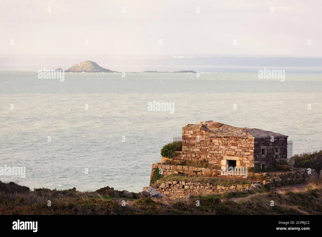 Ambiance matinale au Cap Erquy avec vue sur les quatre a boulets (four à balles) dans la baie de Saint Brieuc. Bretagne, côte nord. Banque D'Images