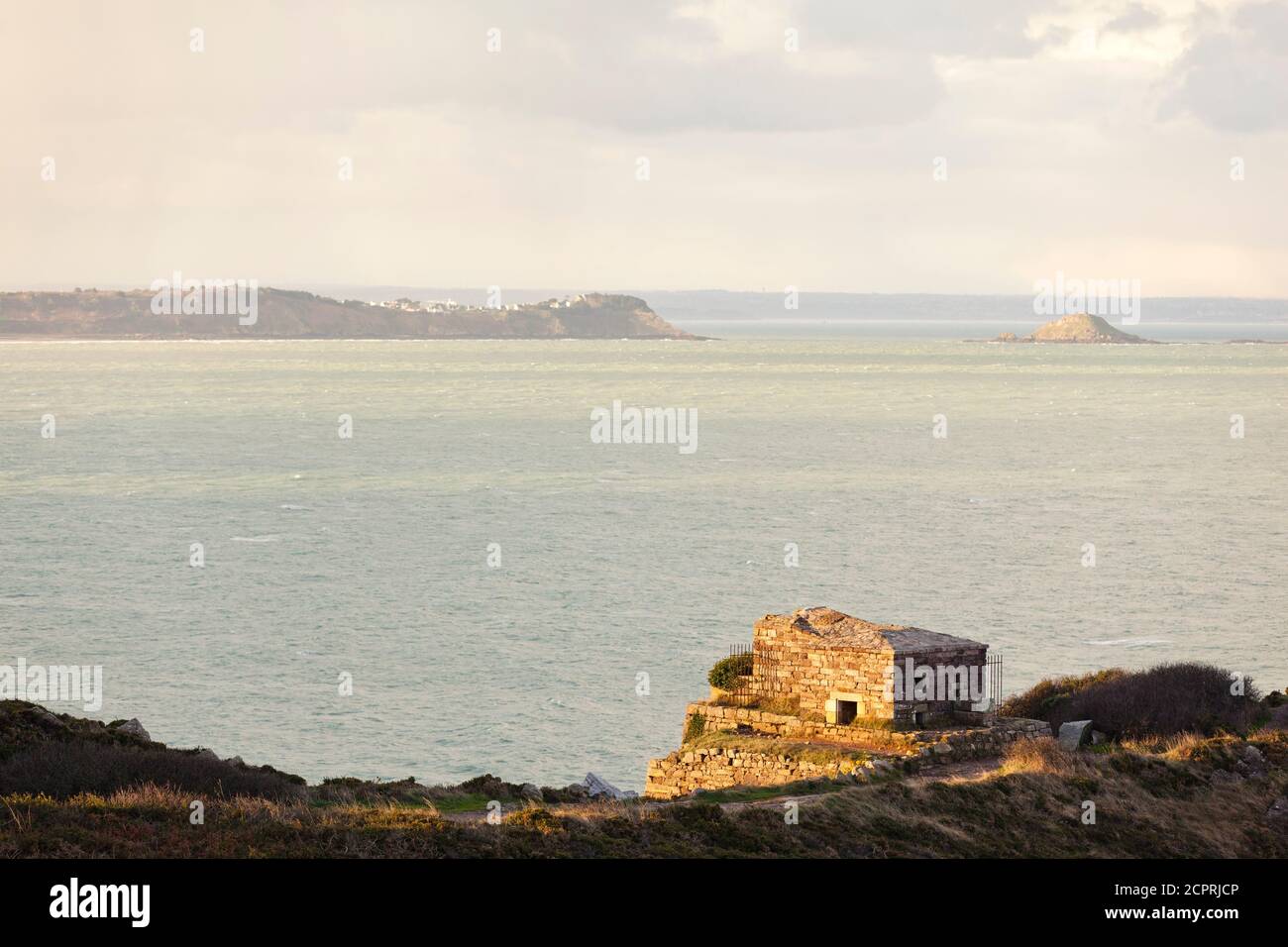 Ambiance matinale au Cap Erquy avec vue sur les quatre a boulets (four à balles) dans la baie de Saint Brieuc. Bretagne, côte nord. Banque D'Images