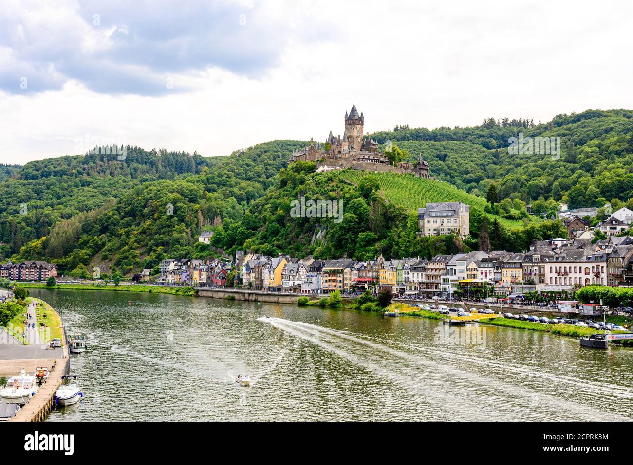 Cochem. Belle ville historique sur la romantique Moselle, la Moselle. Vue sur la ville avec le château de Reichsburg sur une colline. Rhénanie-Palatinat, Allemagne, Banque D'Images