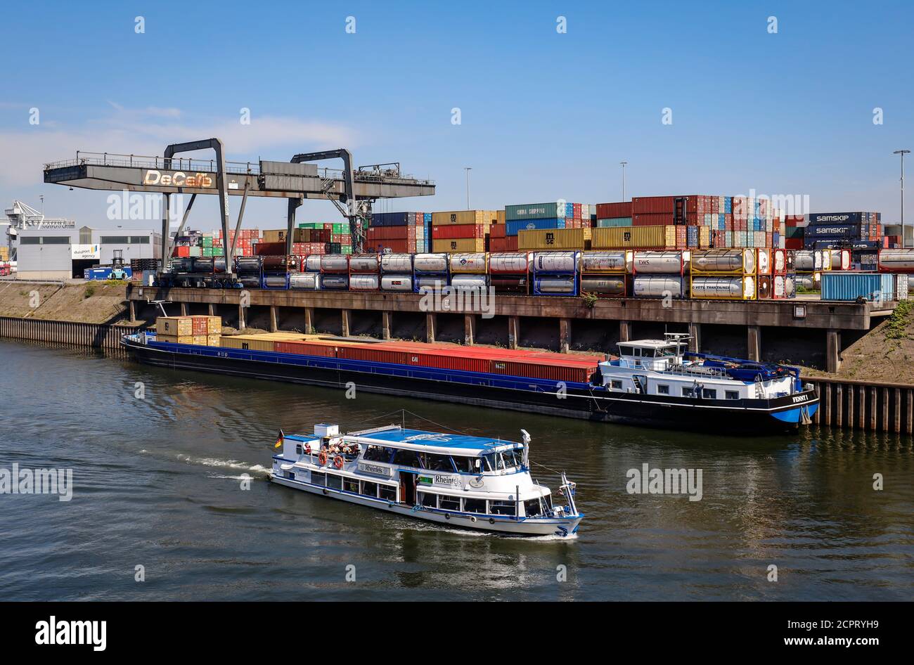Duisburg, région de la Ruhr, Rhénanie-du-Nord-Westphalie, Allemagne - Port de Duisburg, les navires de cargaison sont chargés de conteneurs, terminal à conteneurs DUSS-terminal in Banque D'Images
