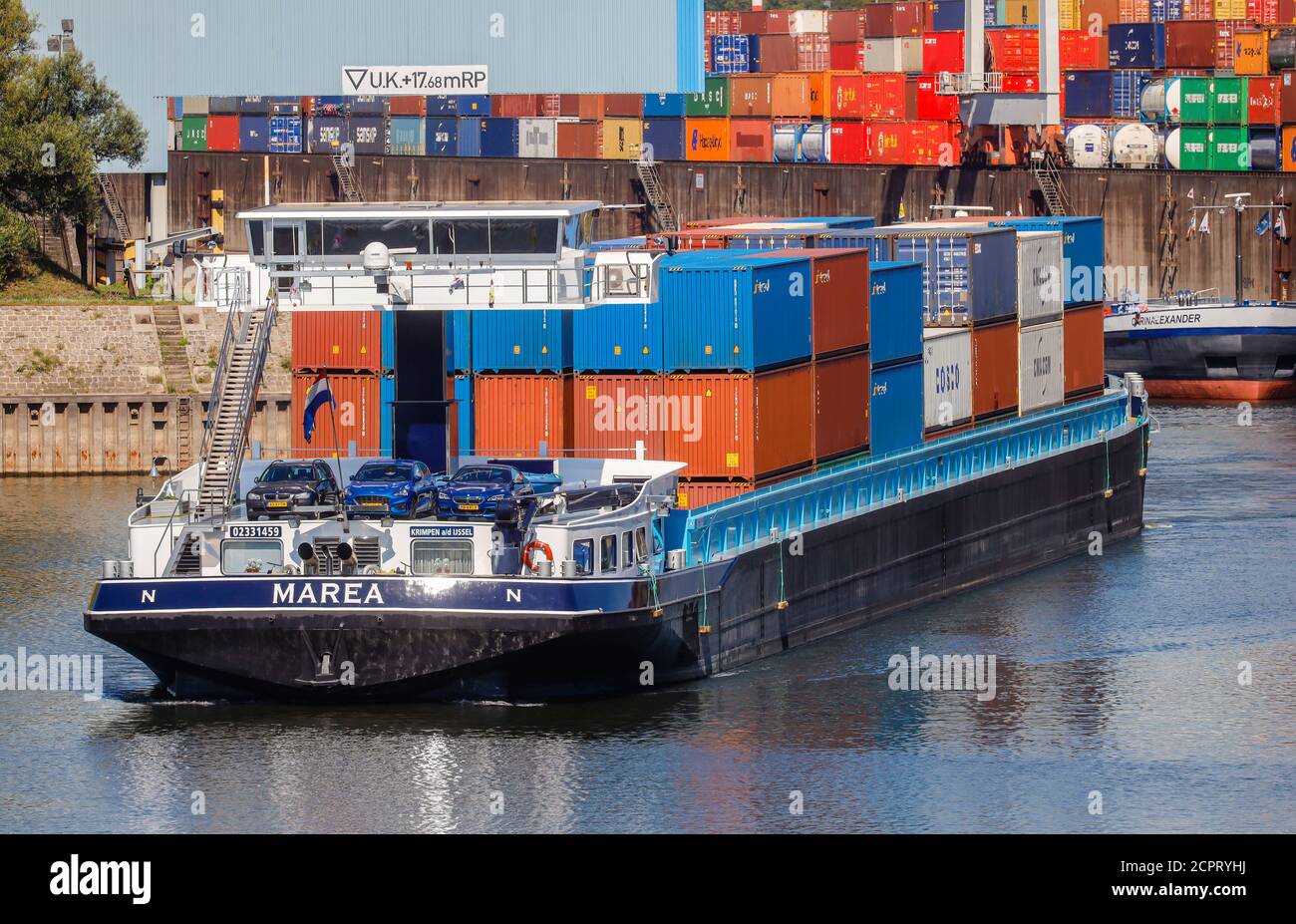 Duisburg, région de la Ruhr, Rhénanie-du-Nord-Westphalie, Allemagne - Port de Duisburg, navires cargo avec conteneurs au terminal des conteneurs dans le port des conteneurs, Banque D'Images
