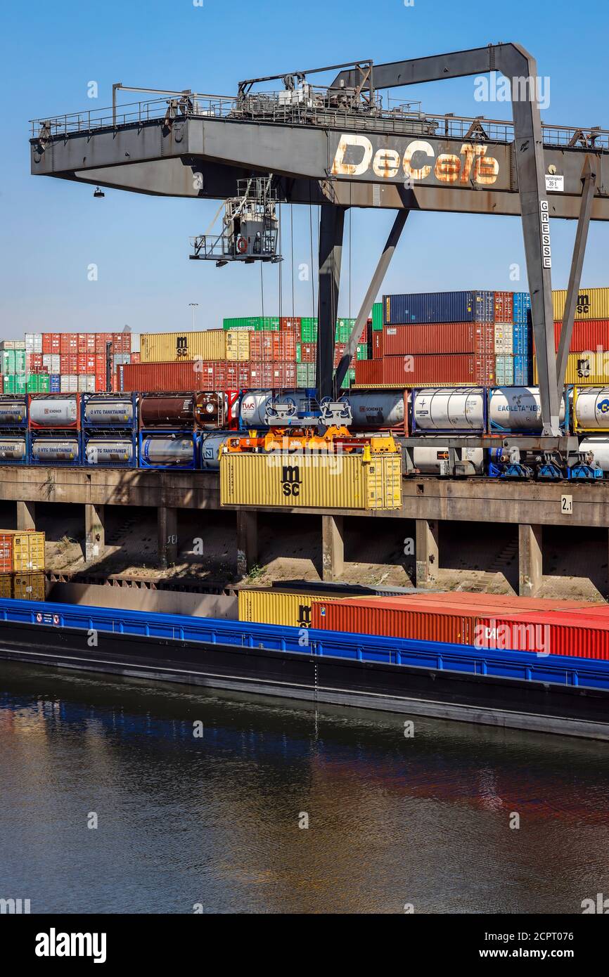 Duisburg, région de la Ruhr, Rhénanie-du-Nord-Westphalie, Allemagne - Port de Duisburg, les navires de cargaison sont chargés avec des conteneurs, terminal à conteneurs dans le conteneur Banque D'Images
