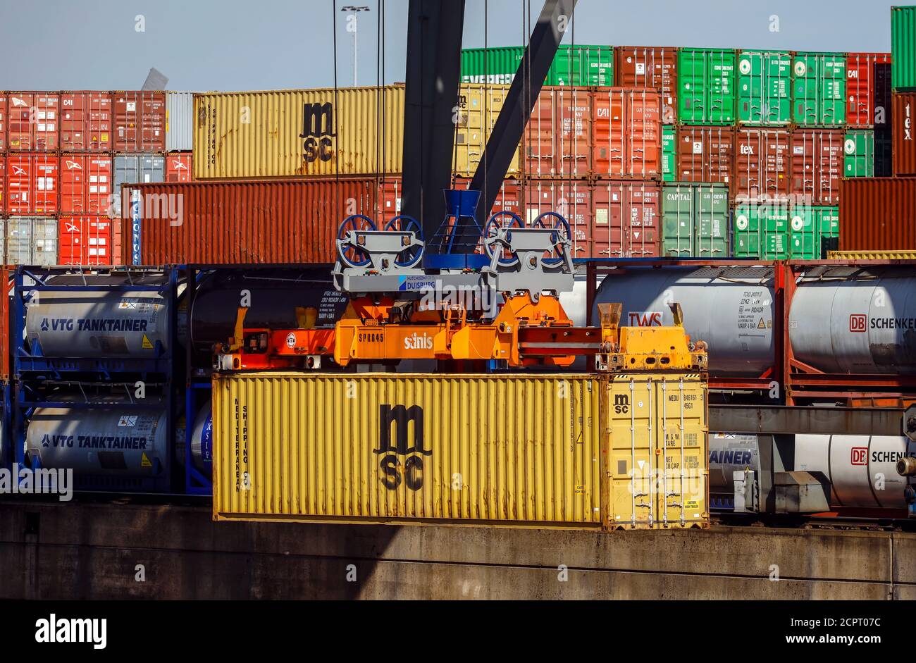 Duisburg, région de la Ruhr, Rhénanie-du-Nord-Westphalie, Allemagne - Port de Duisburg, les navires de cargaison sont chargés avec des conteneurs, terminal à conteneurs dans le conteneur Banque D'Images