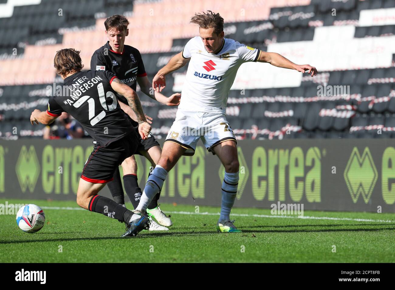 MILTON KEYNES, ANGLETERRE. 19 SEPTEMBRE 2020. Les Dons de Milton Keynes Callum Brittain est défié par Harry Anderson de Lincoln City lors de la deuxième moitié du match de la Sky Bet League 1 entre les Dons de MK et Lincoln City au stade MK, Milton Keynes. (Credit: John Cripps | MI News ) Credit: MI News & Sport /Alay Live News Banque D'Images