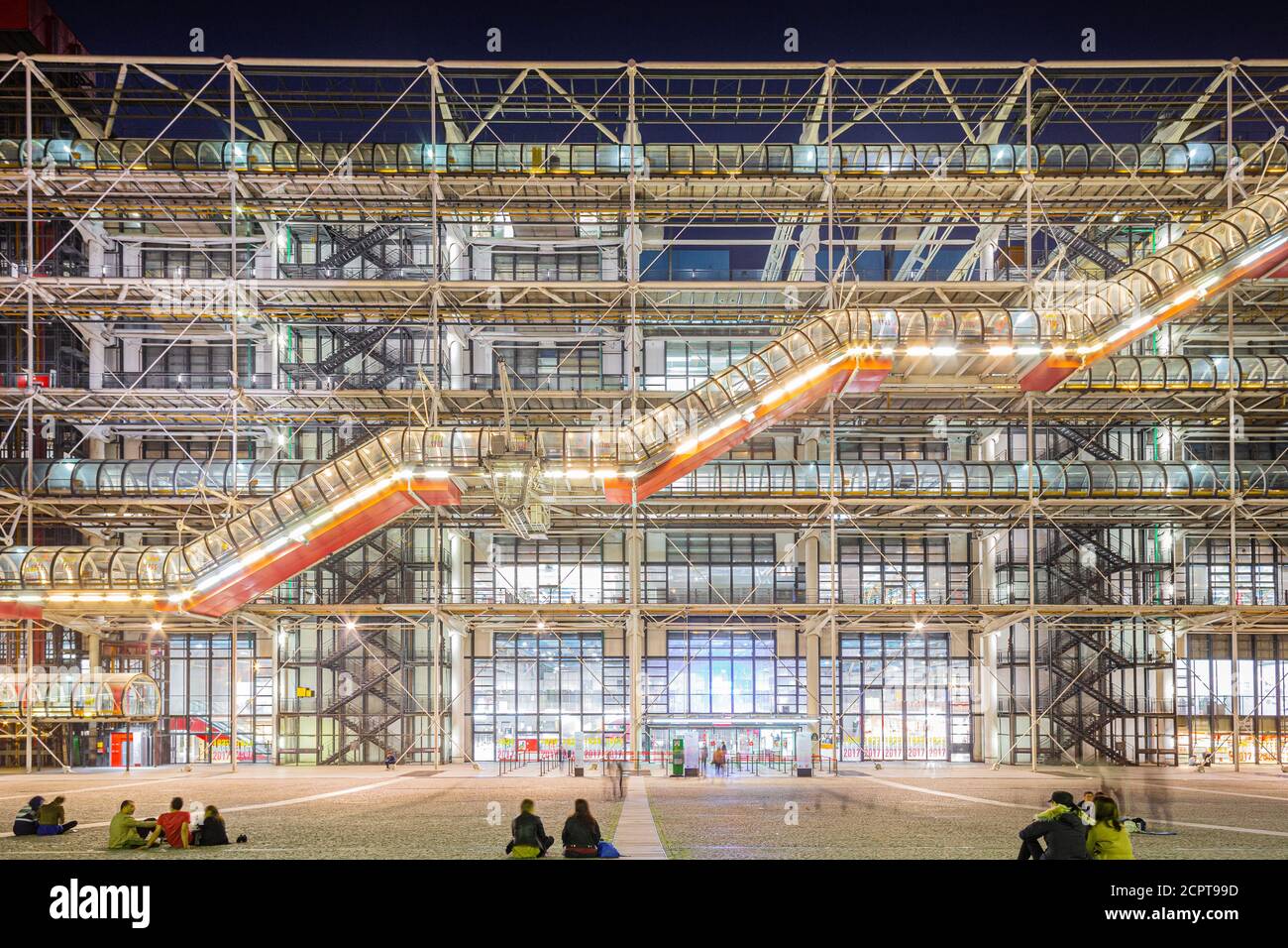 Le centre Georges Pompidou brille dans la nuit Banque D'Images