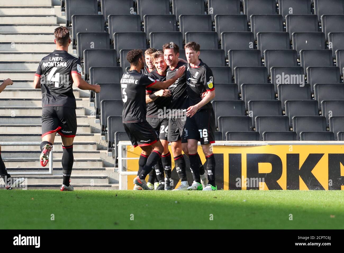 MILTON KEYNES, ANGLETERRE. 19 SEPTEMBRE 2020. Tom Hopper fête avec ses coéquipiers après avoir obtenu le score de Lincoln City, pour prendre l'initiative de le faire 2 - 1 contre les Dons de Milton Keynes, lors du match Sky Bet League 1 entre MK Dons et Lincoln City au stade MK, Milton Keynes. (Credit: John Cripps | MI News ) Credit: MI News & Sport /Alay Live News Banque D'Images