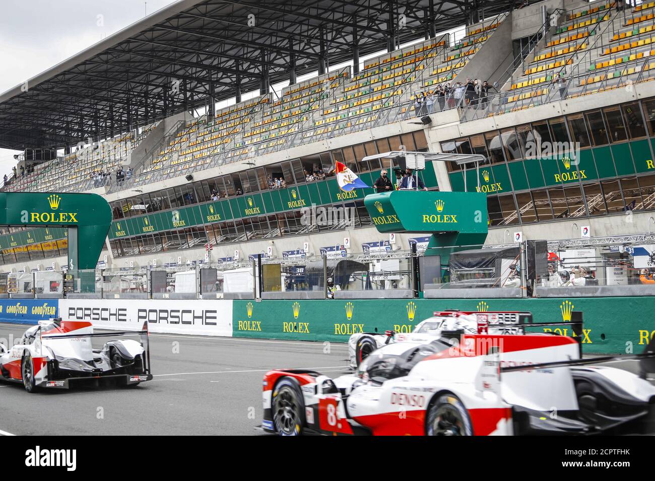 Le Mans, France. 19 septembre 2020. Carlos Tavor..s le départ de la course, drapeau français pendant les 2020 24 heures du Mans, 7e tour du Championnat du monde d'Endurance 2019-20 de la FIA sur le circuit des 24 heures du Mans, du 16 au 20 septembre 2020 au Mans, France - photo Frederic le Floc'h / DPPI crédit: LM/DPPI/Frederic le Floc H/Alamy Live News Banque D'Images