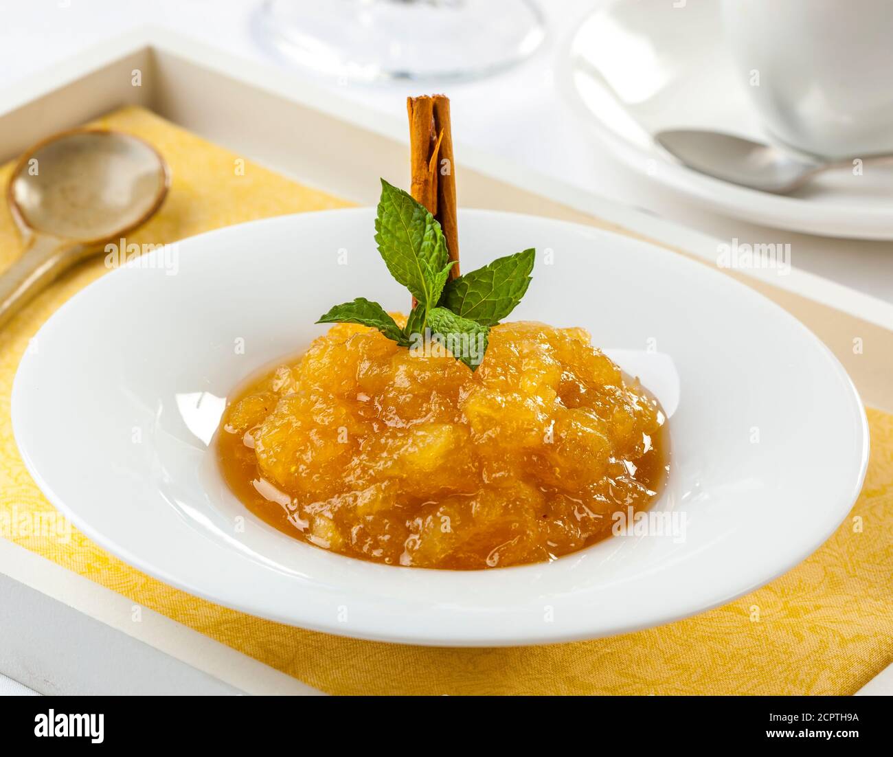 Sauce aux pommes maison servie comme dessert Banque D'Images
