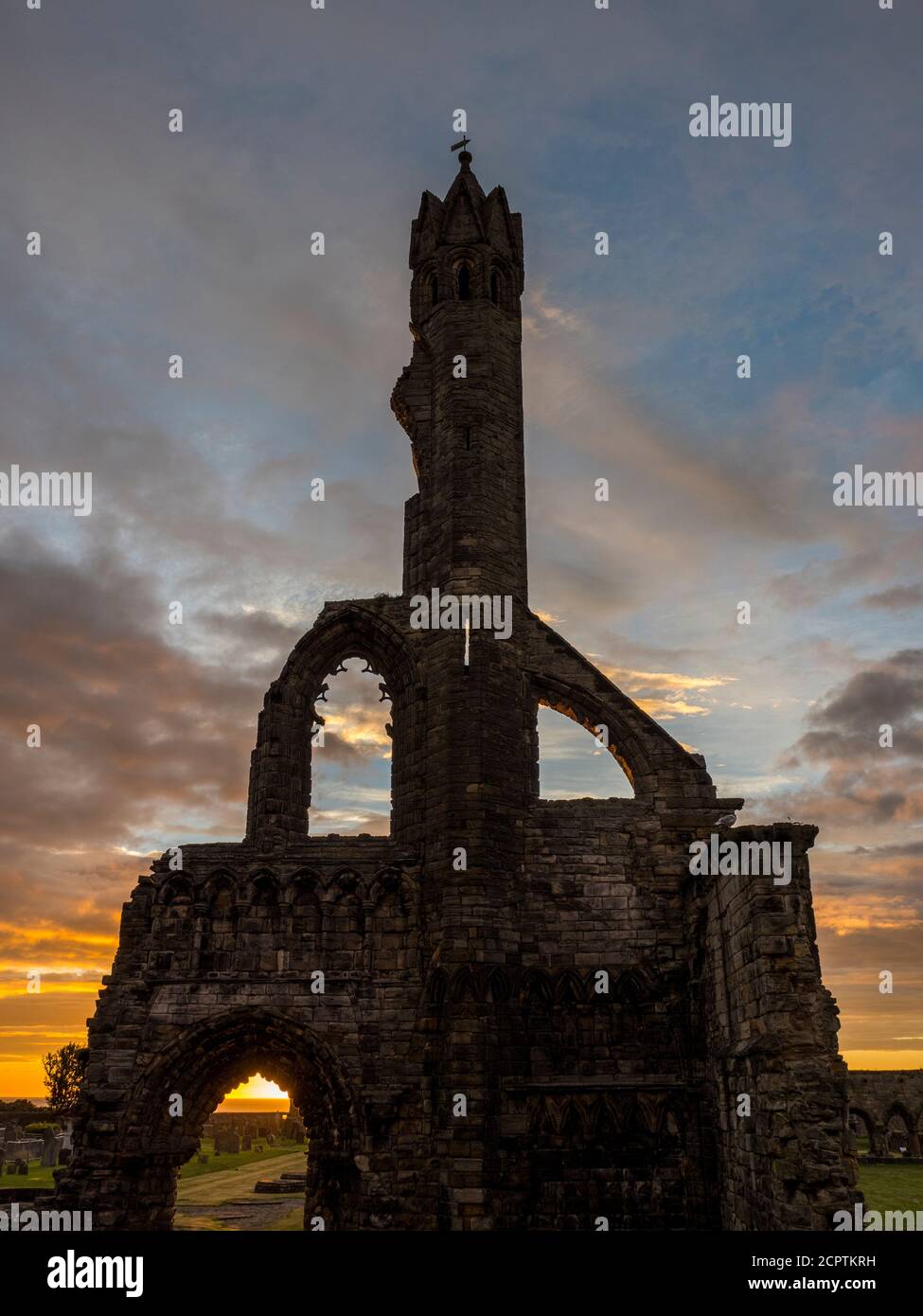 Dramatique, Sunrise, la cathédrale de St Andrew, St Andrews, Écosse, Royaume-Uni, GB. Banque D'Images
