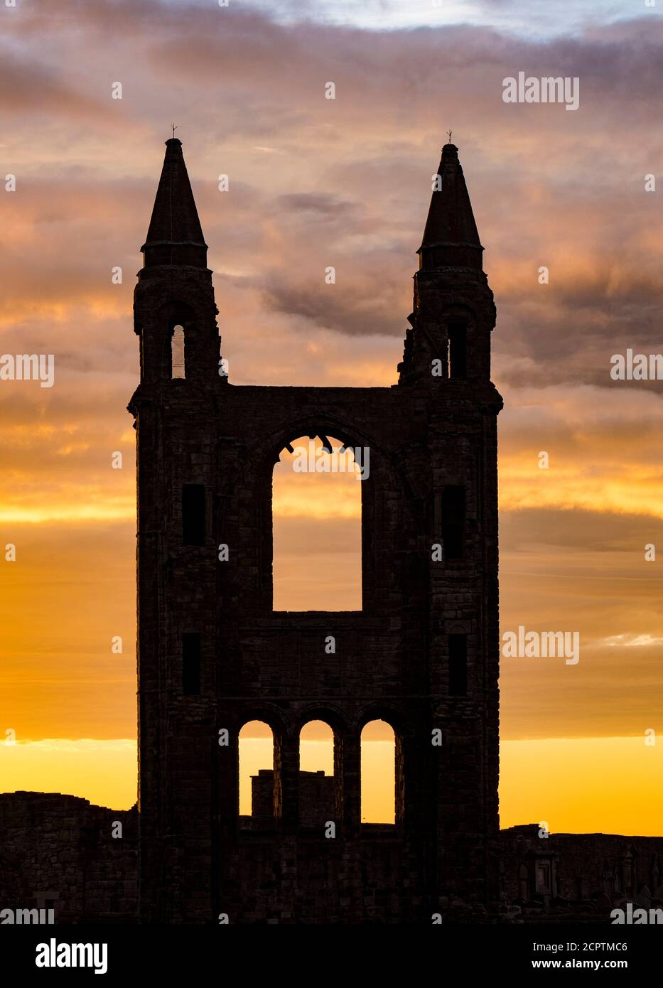 Dramatique, Sunrise, la cathédrale de St Andrew, St Andrews, Écosse, Royaume-Uni, GB. Banque D'Images