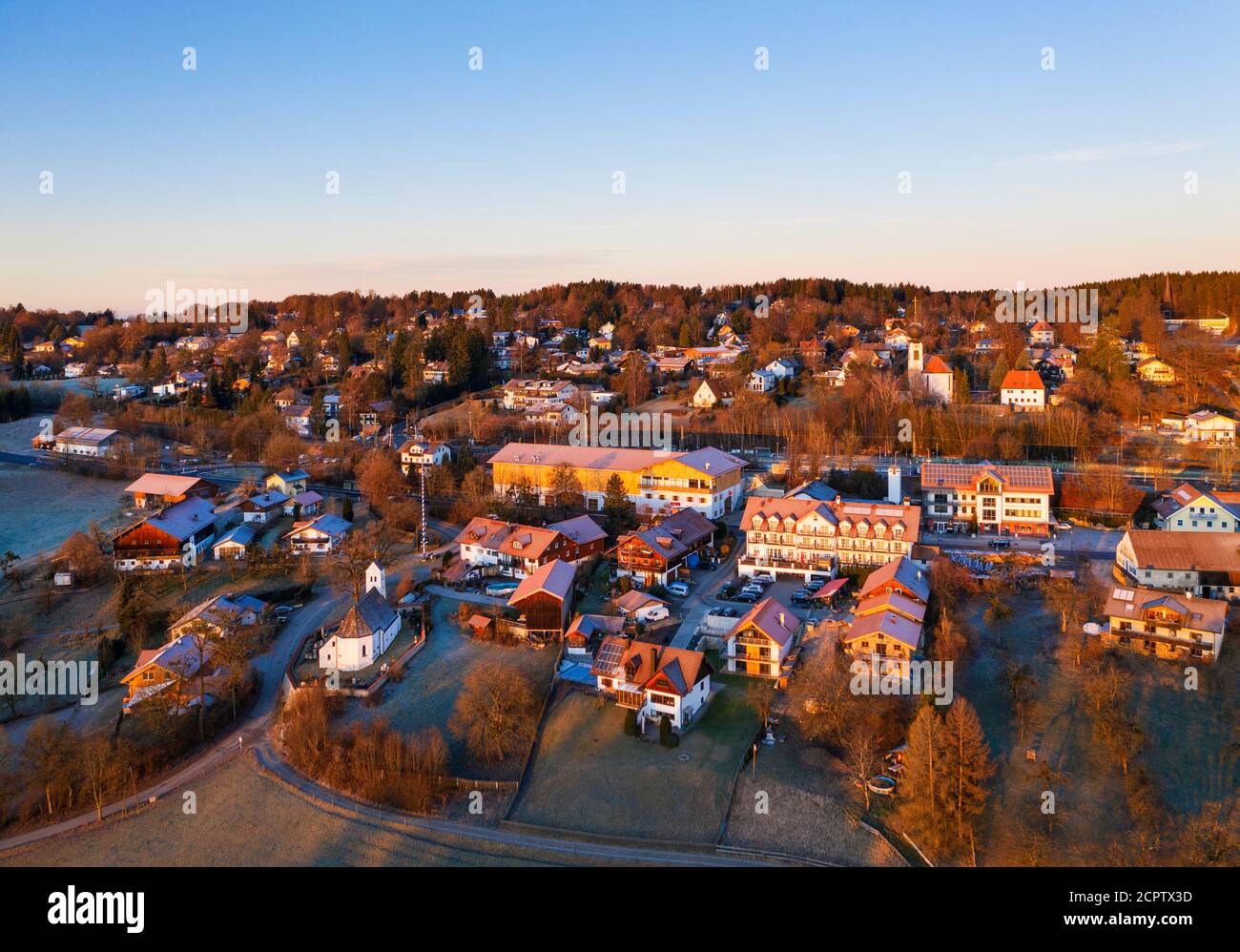 Coup de pied dans la lumière du matin, image de drone, haute-Bavière, Bavière, Allemagne Banque D'Images