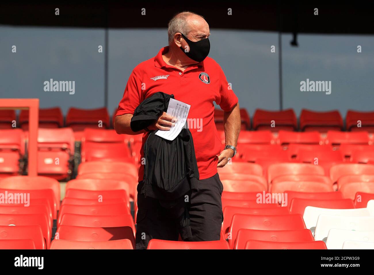 Londres, Royaume-Uni. 19 septembre 2020. Un fan de Charlton prend place avant le début du match.EFL Skybet football League One Match, Charlton Athletic v Doncaster Rovers at the Valley à Londres le samedi 19 septembre 2020. Cette image ne peut être utilisée qu'à des fins éditoriales. Utilisation éditoriale uniquement, licence requise pour une utilisation commerciale. Aucune utilisation dans les Paris, les jeux ou les publications d'un seul club/ligue/joueur. photo par Steffan Bowen/Andrew Orchard sports photographie/Alay Live news crédit: Andrew Orchard sports photographie/Alay Live News Banque D'Images