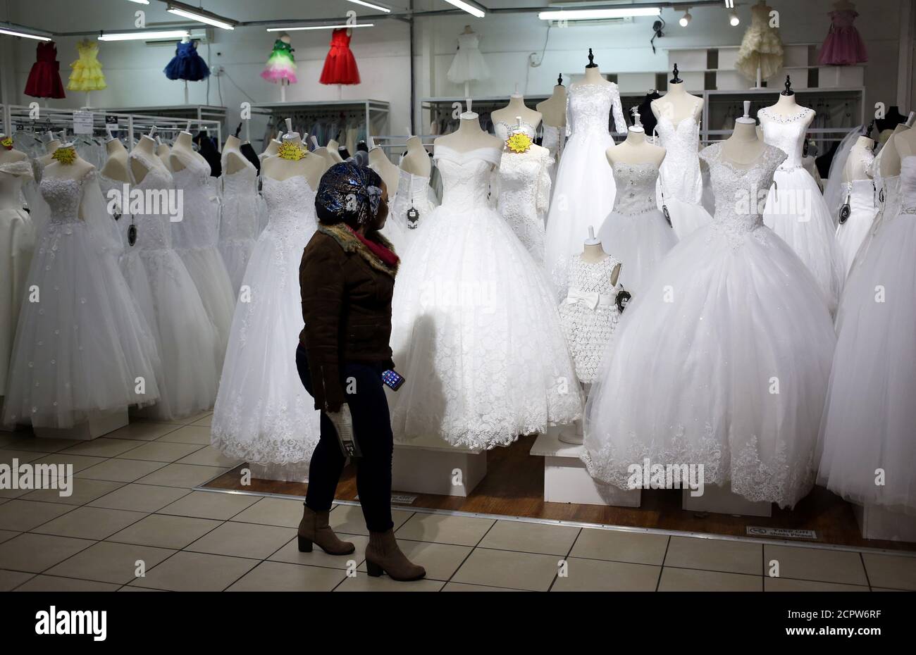 Un client passe devant des robes de mariée dans une boutique de mariée ih Johannesburg, Afrique du Sud le 14 mai 2018. REUTERS/Siphiwe Sibeko Banque D'Images