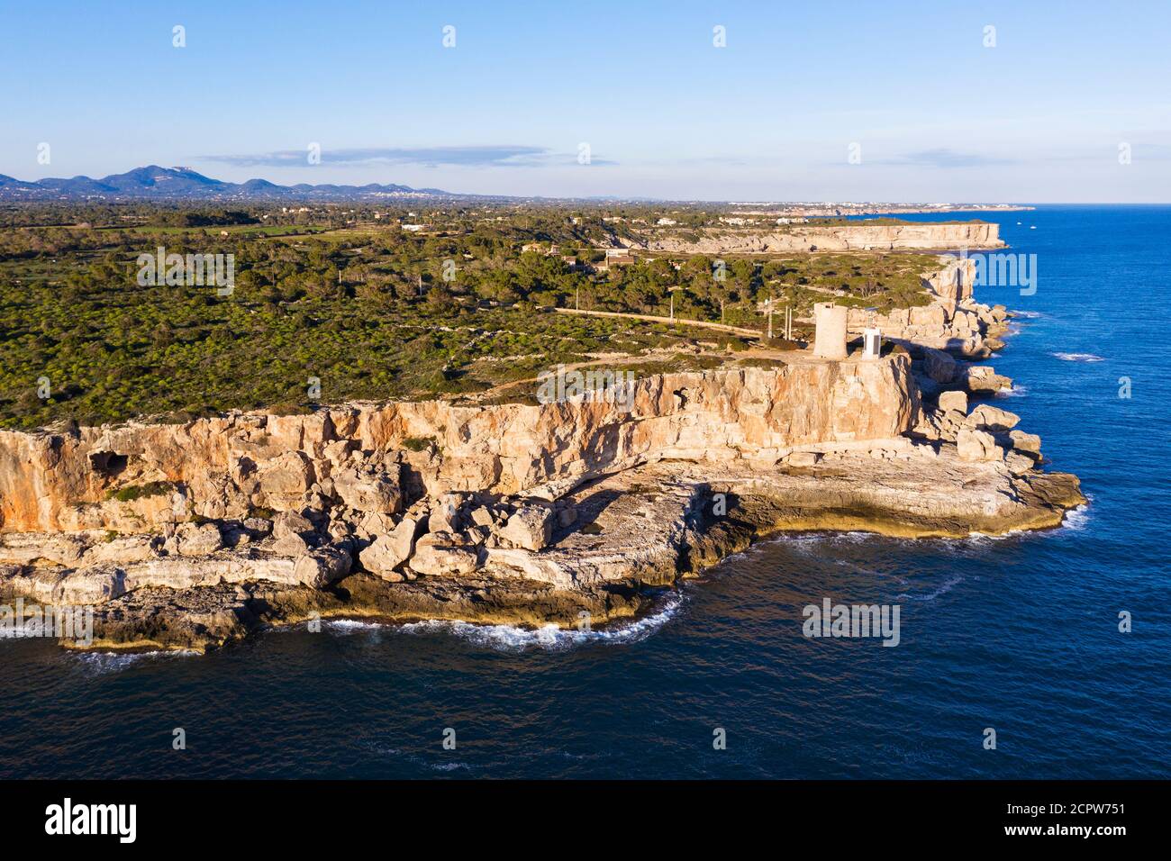 Côte escarpée avec tour de guet Torre d'en BEU près de Cala Figuera, près de Santanyi, vue aérienne, région de Migjorn, Mer méditerranée, Majorque, Baléares Banque D'Images