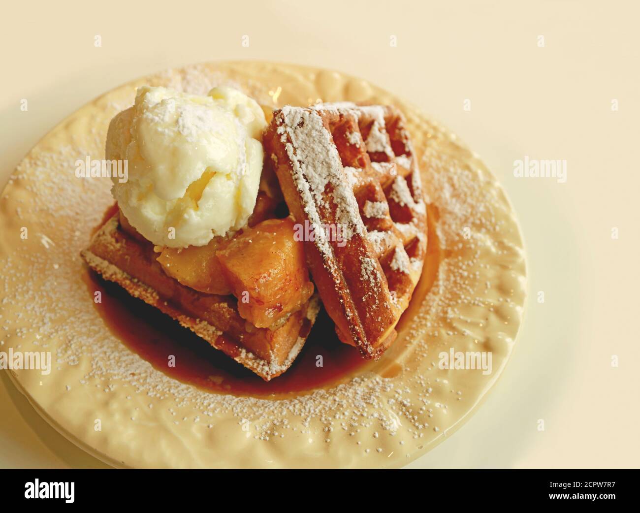 Assiette de gaufres aux pommes à la cannelle maison fraîchement cuites avec dessus Crème glacée à la vanille Banque D'Images