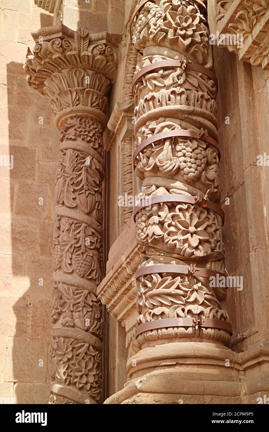 Détails incroyables de fleurs et de fruits relief sur la façade de la Basilique Cathédrale de Puno, Pérou, Amérique du Sud Banque D'Images