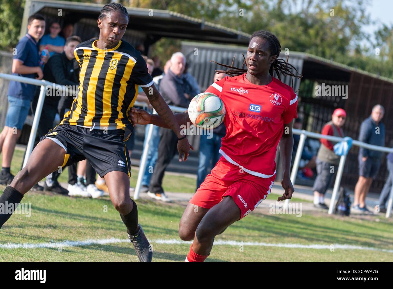 Southchurch Park, Southend on Sea, Essex, Royaume-Uni. 19 septembre 2020. Southend Manor a accueilli les autres Cockfosters de l'équipe de la Ligue principale d'Essex lors de la première partie de qualification de la compétition de football Buildbase FA vase, en commençant par la longue route vers Wembley. Avec la compétition de la saison précédente très retardée en raison de la pandémie du coronavirus COVID-19, la finale de 2019-2020 n'a pas encore été jouée. Un nombre limité de supporters ont été autorisés à regarder le match, qui s'est terminé par une victoire de 1-0 pour Cockfosters, en rouge Banque D'Images