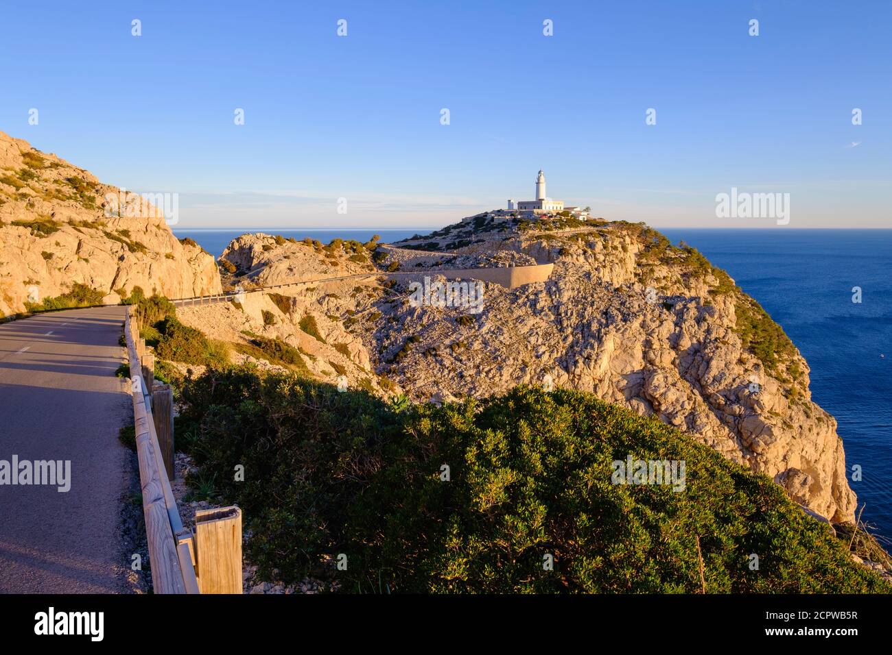 Phare à Cap Formentor dans la lumière du matin, près de Pollença, Majorque, Iles Baléares, Espagne Banque D'Images