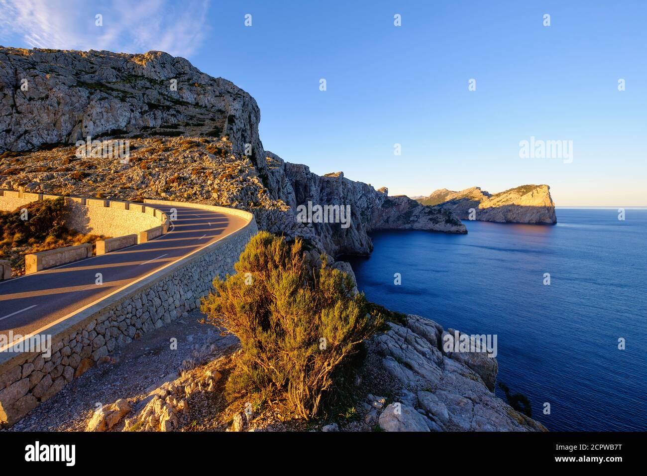 Route de montagne sur le Cap Formentor au feu du matin, sur la droite Cap de Catalunya, péninsule de Formentor, près de Pollença, Majorque, Iles Baléares, Banque D'Images