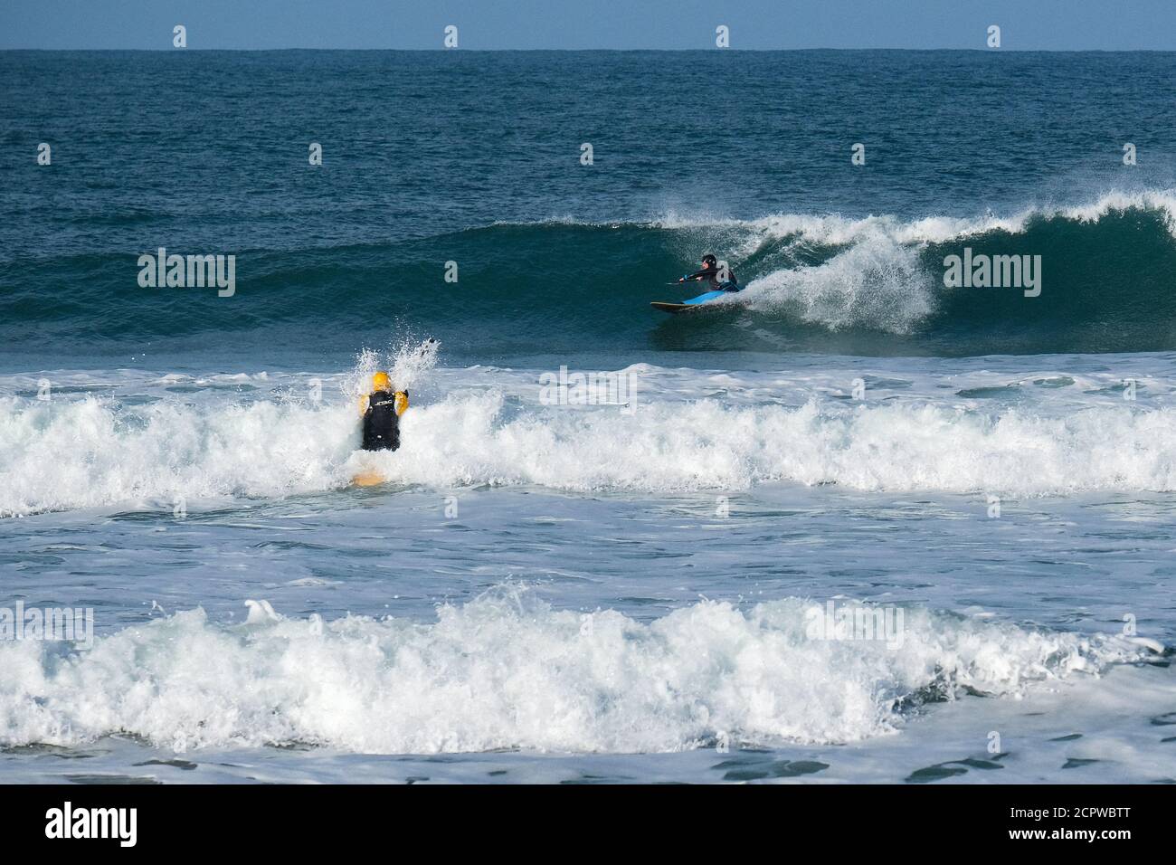 Surf kayak dans Cornwall Banque D'Images